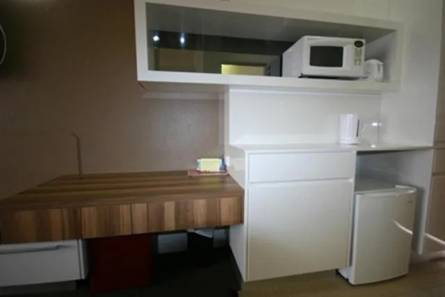 Kitchen or kitchenette in Red Cedars Motel