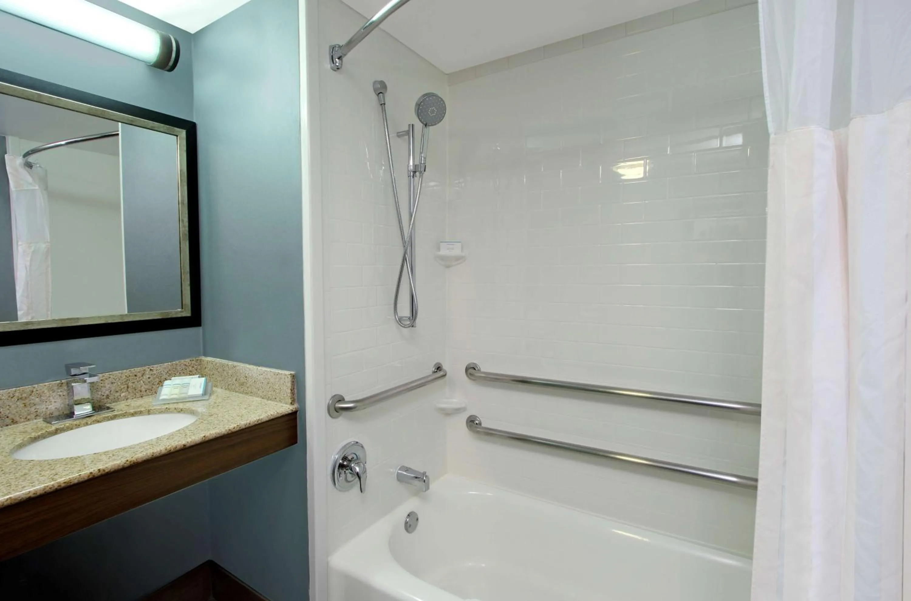 Bathroom in Hilton Garden Inn Austin NorthWest/Arboretum