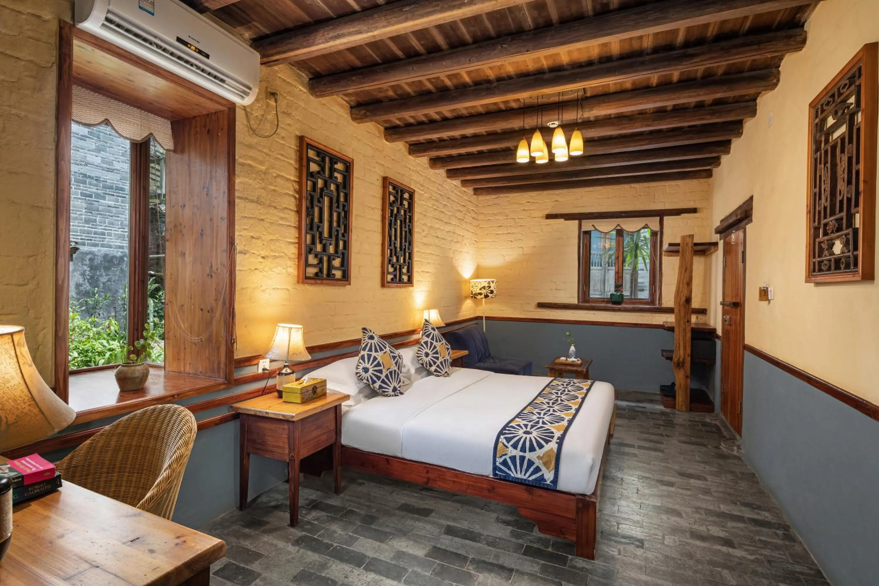 Photo of the whole room, Bed in Yangshuo Secret Garden