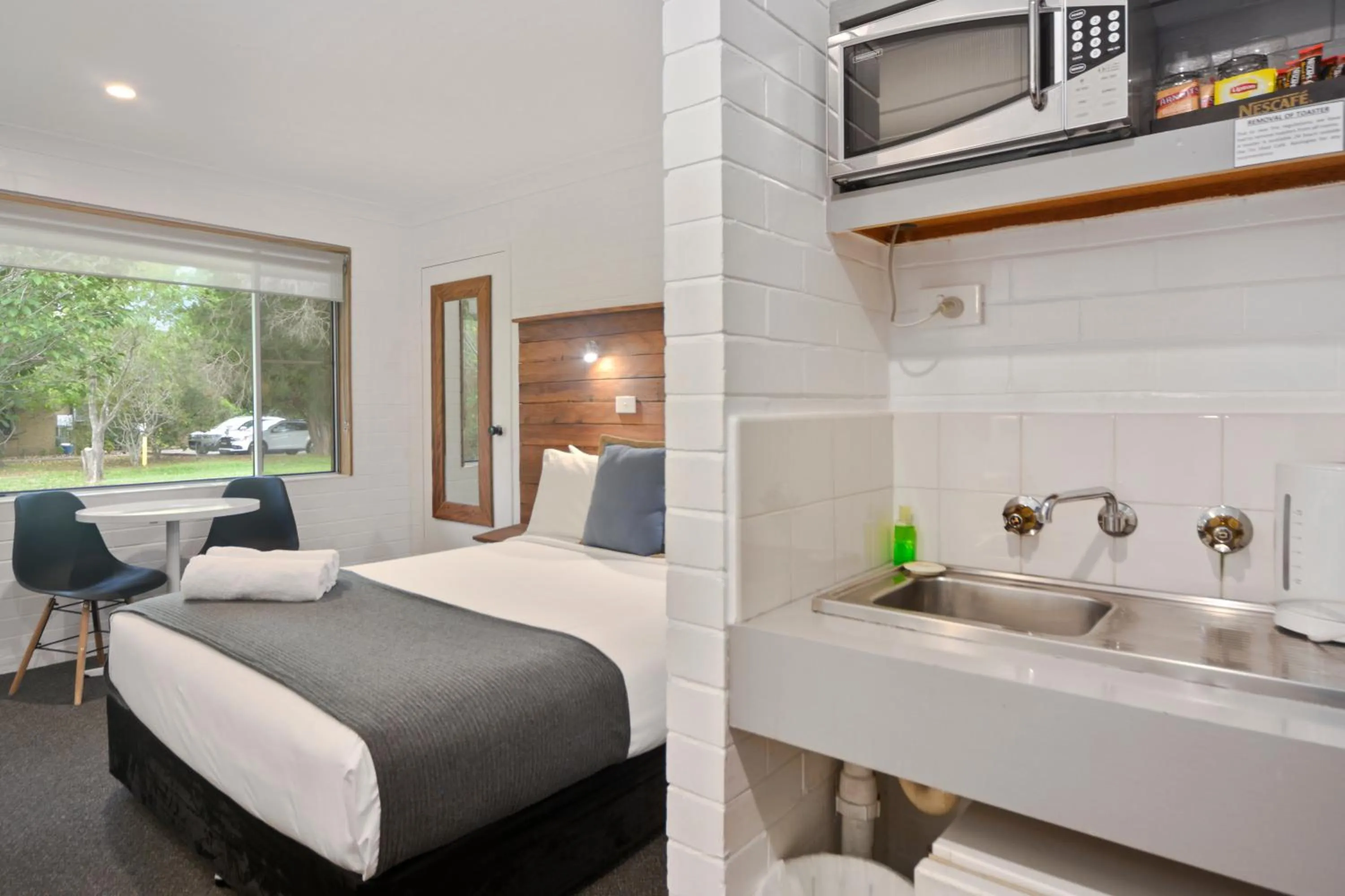 Bed in Pleasant Way River Lodge