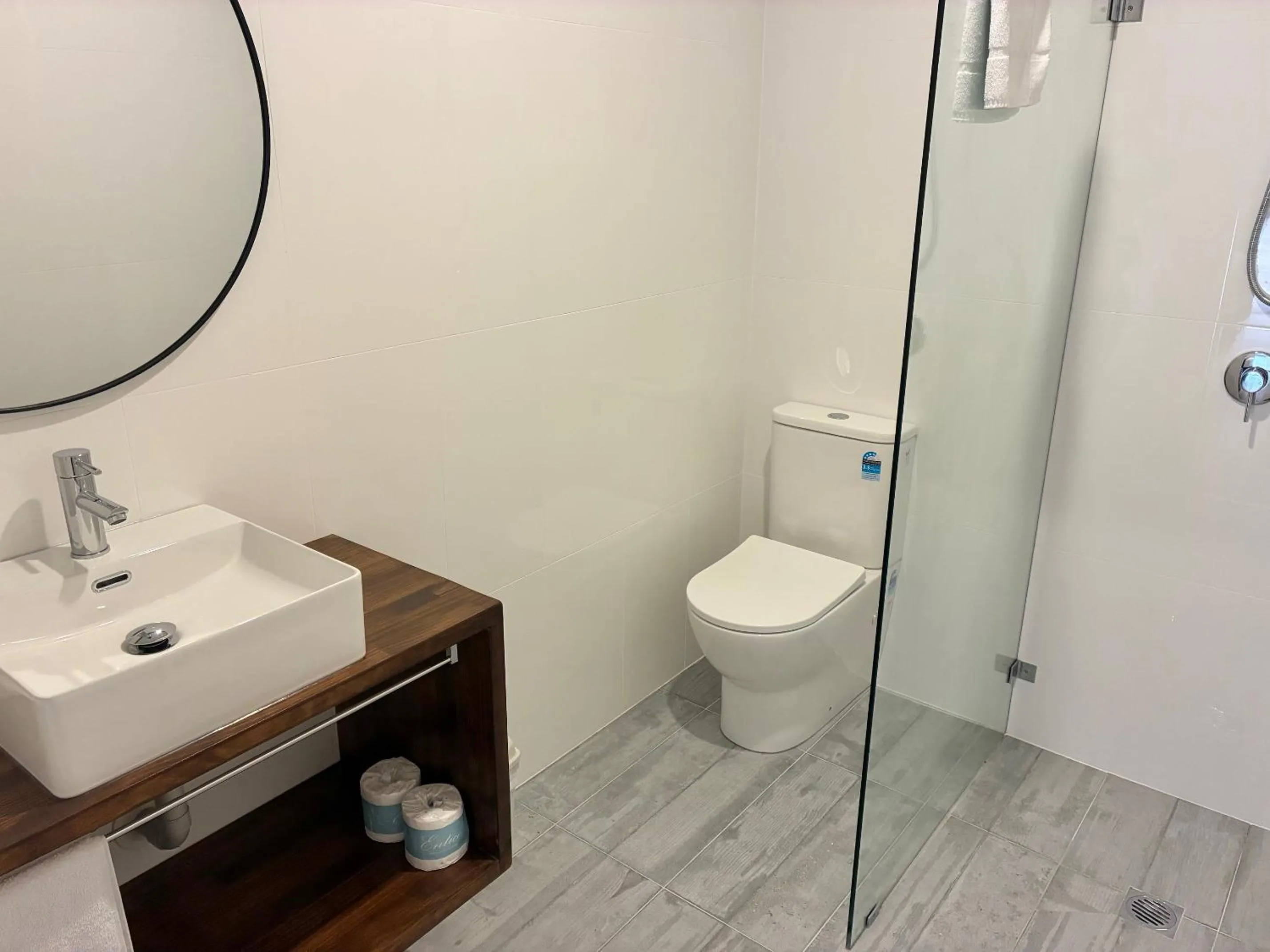 Toilet in Pleasant Way River Lodge