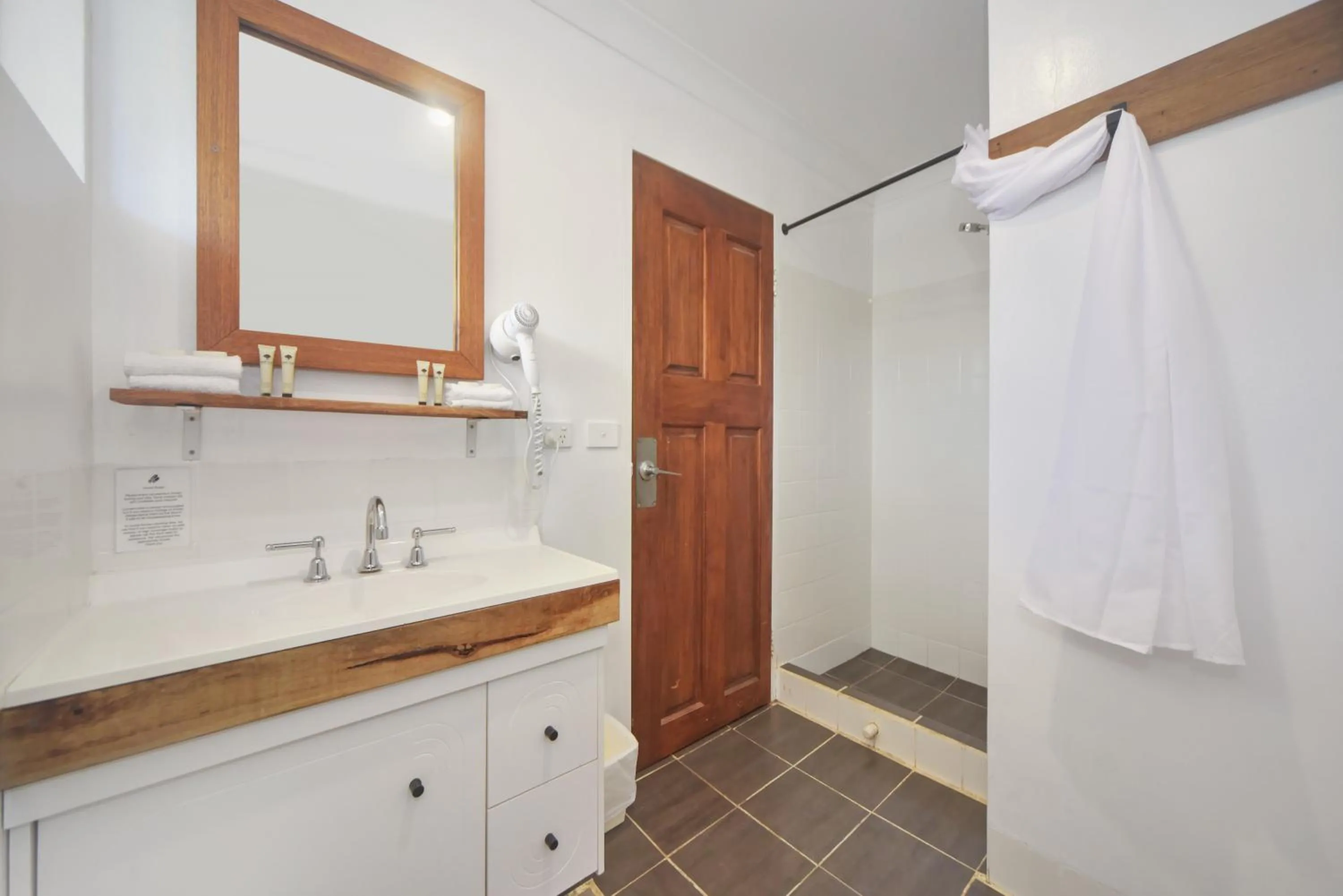 Shower in Pleasant Way River Lodge