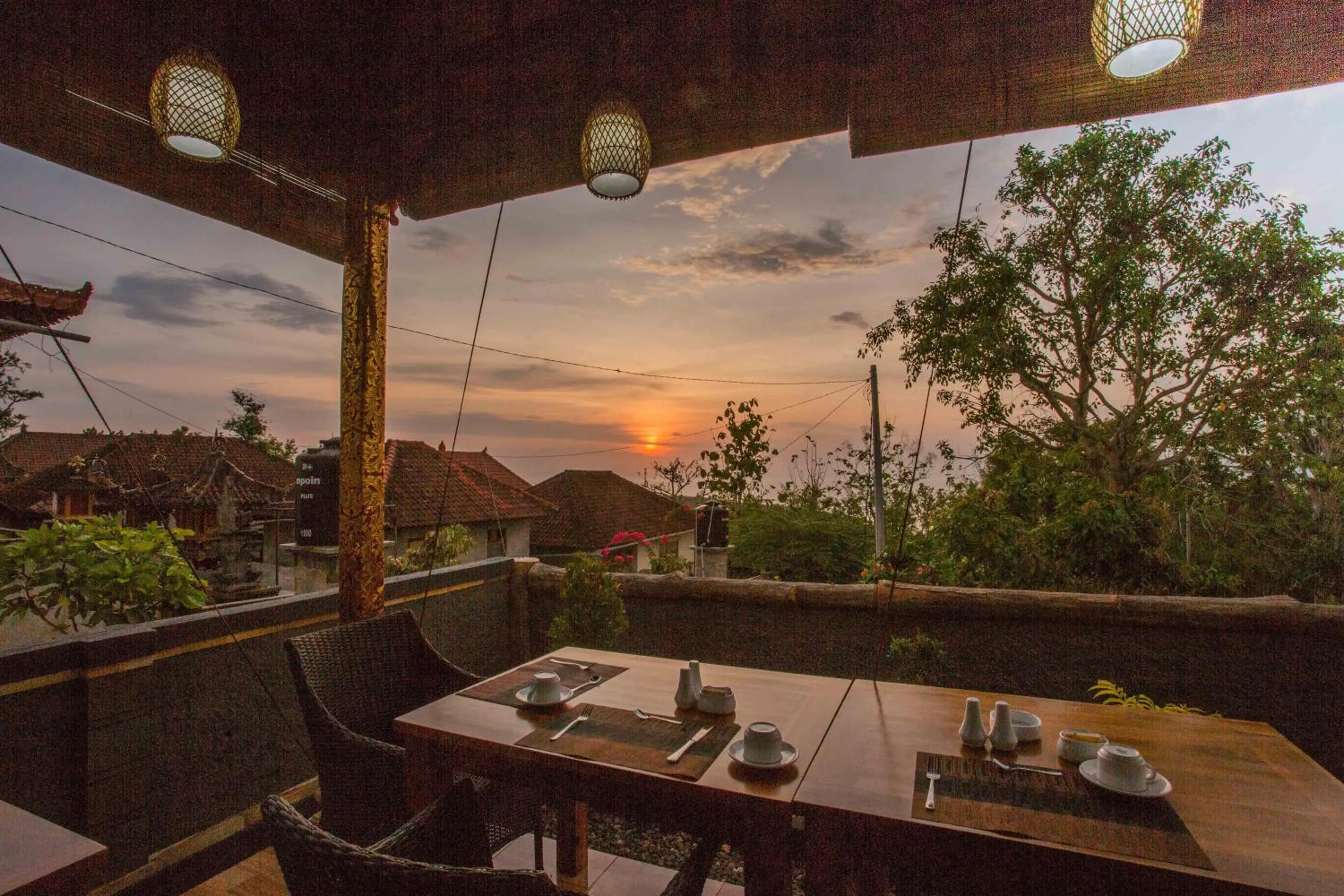 Restaurant/places to eat in Tatak Bunut Villa Ceningan