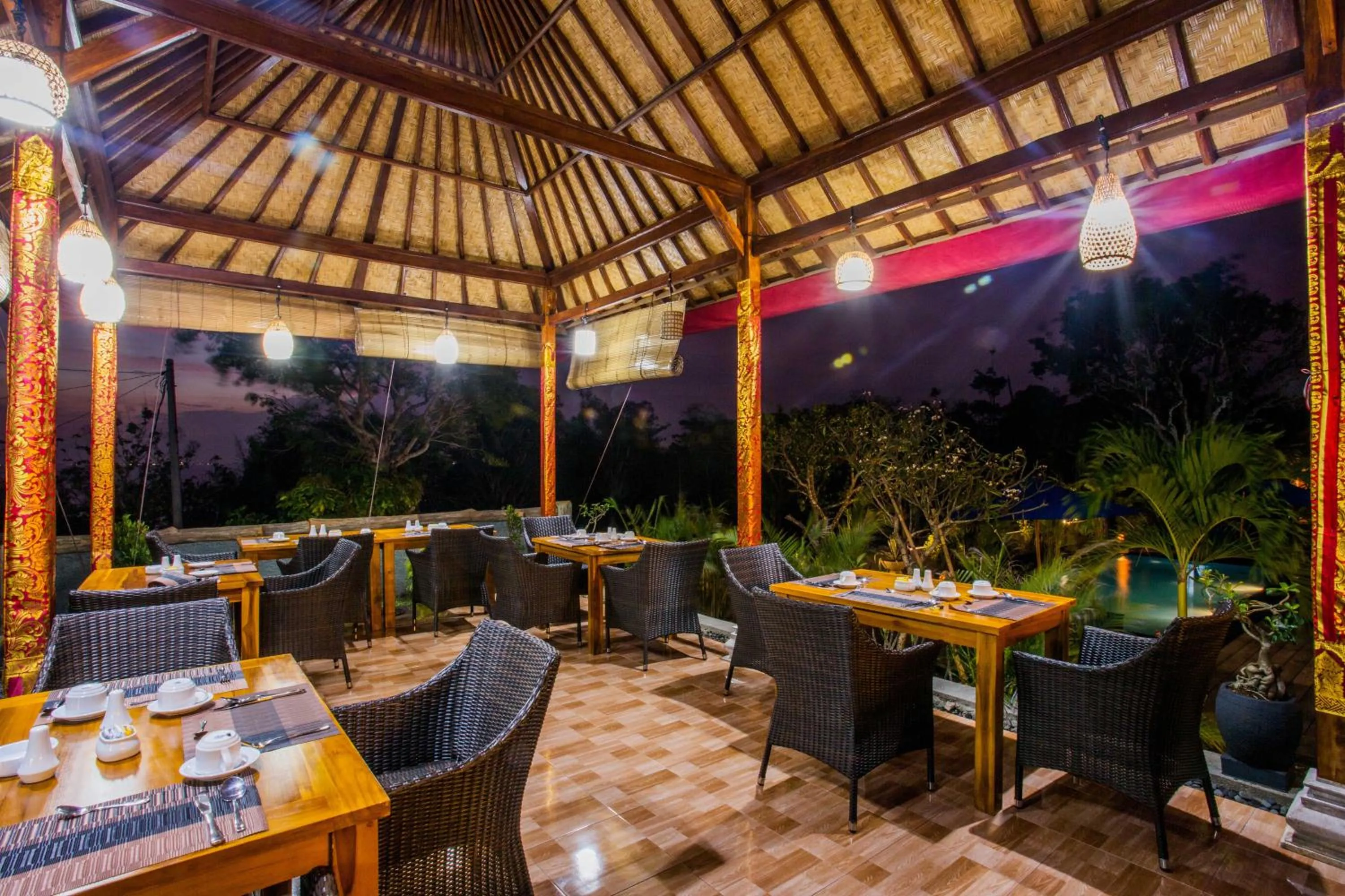 Restaurant/places to eat in Tatak Bunut Villa Ceningan