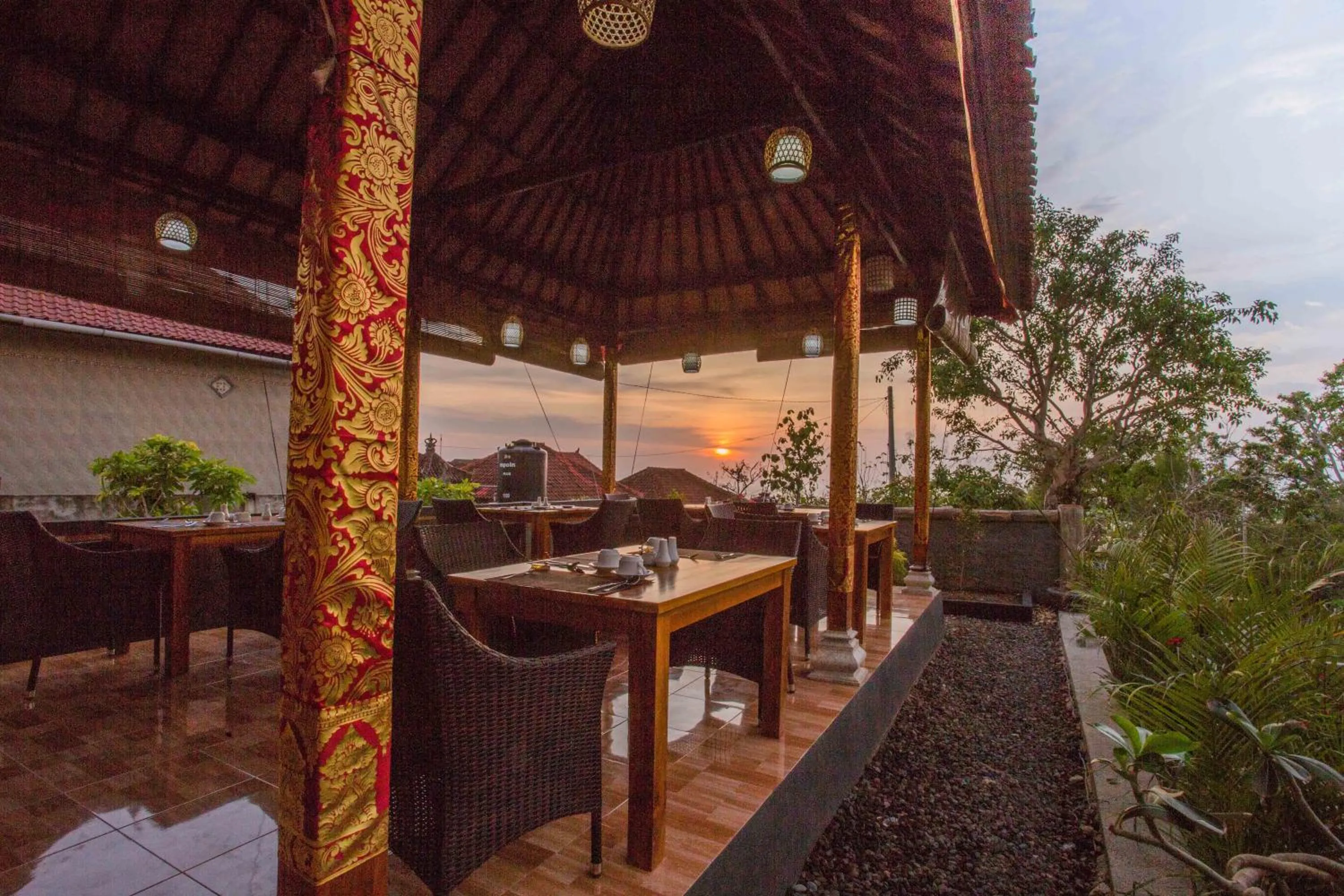 Restaurant/places to eat in Tatak Bunut Villa Ceningan