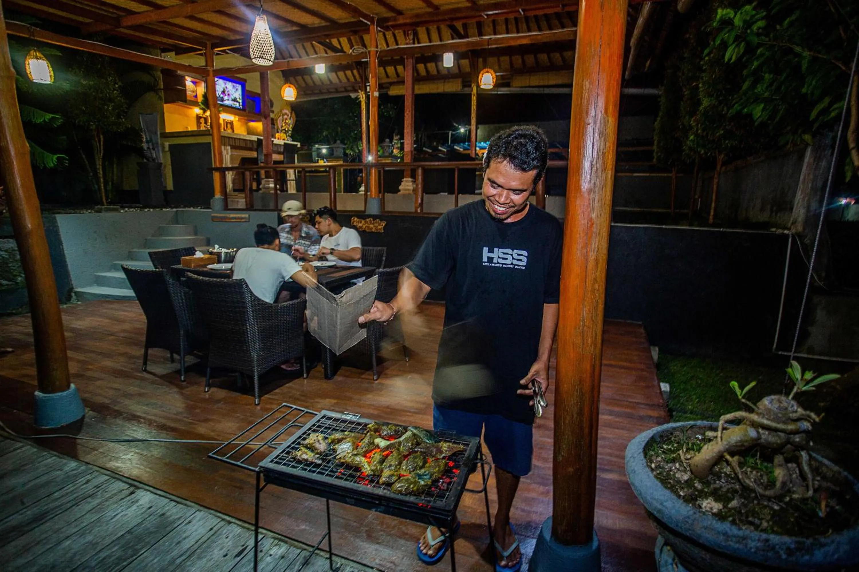 Restaurant/places to eat in Tatak Bunut Villa Ceningan