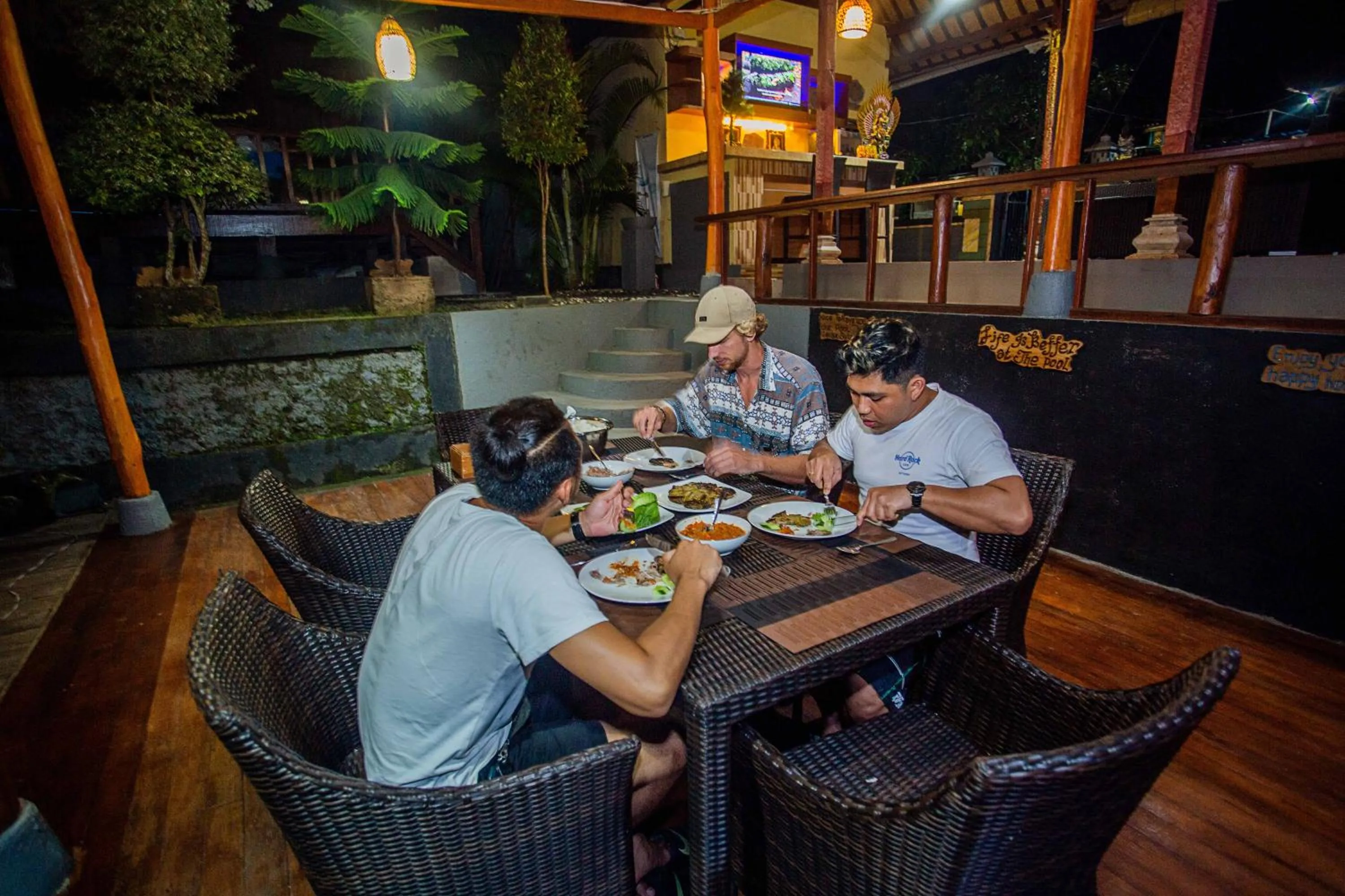 Restaurant/places to eat in Tatak Bunut Villa Ceningan