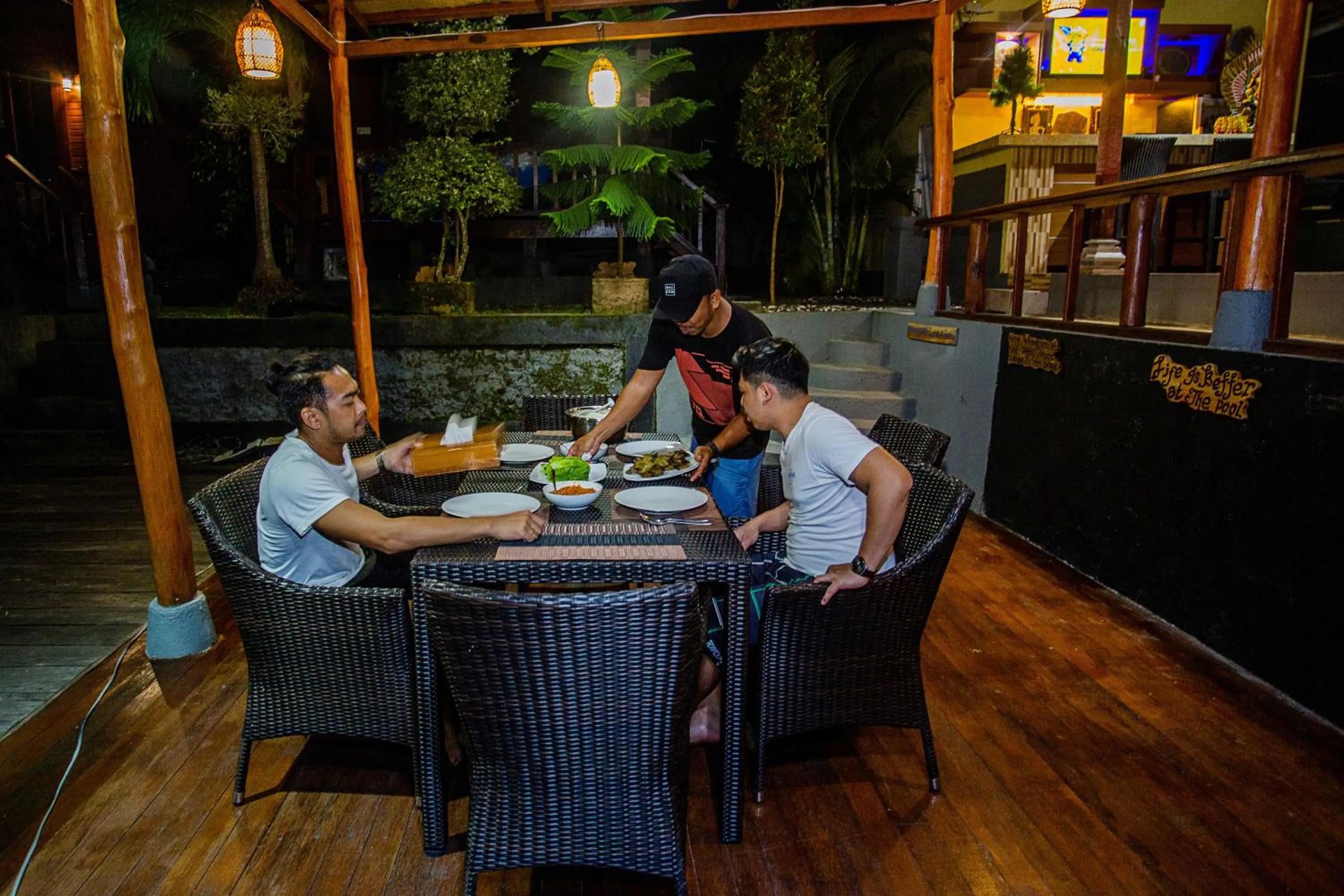 Restaurant/places to eat in Tatak Bunut Villa Ceningan