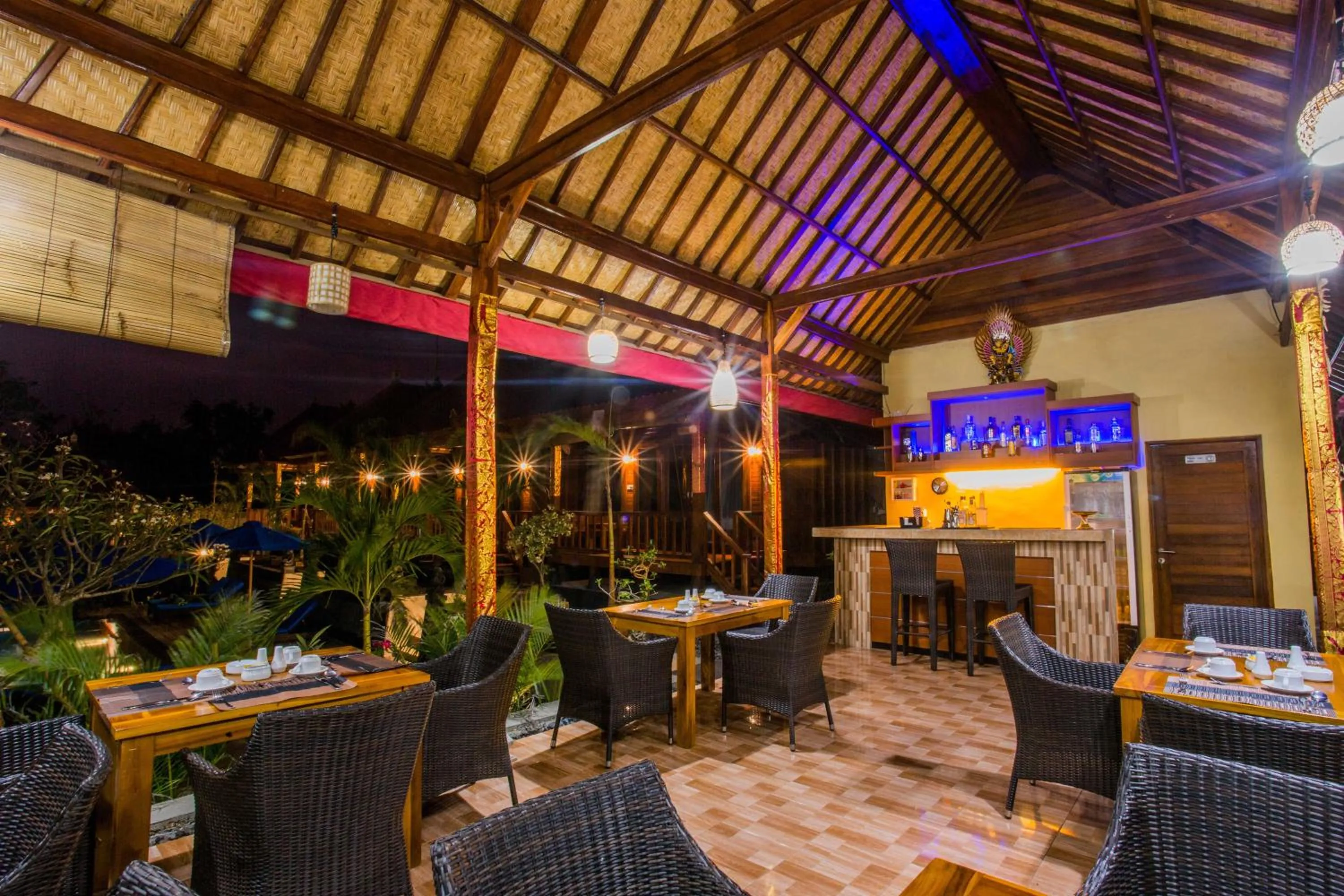 Restaurant/places to eat in Tatak Bunut Villa Ceningan