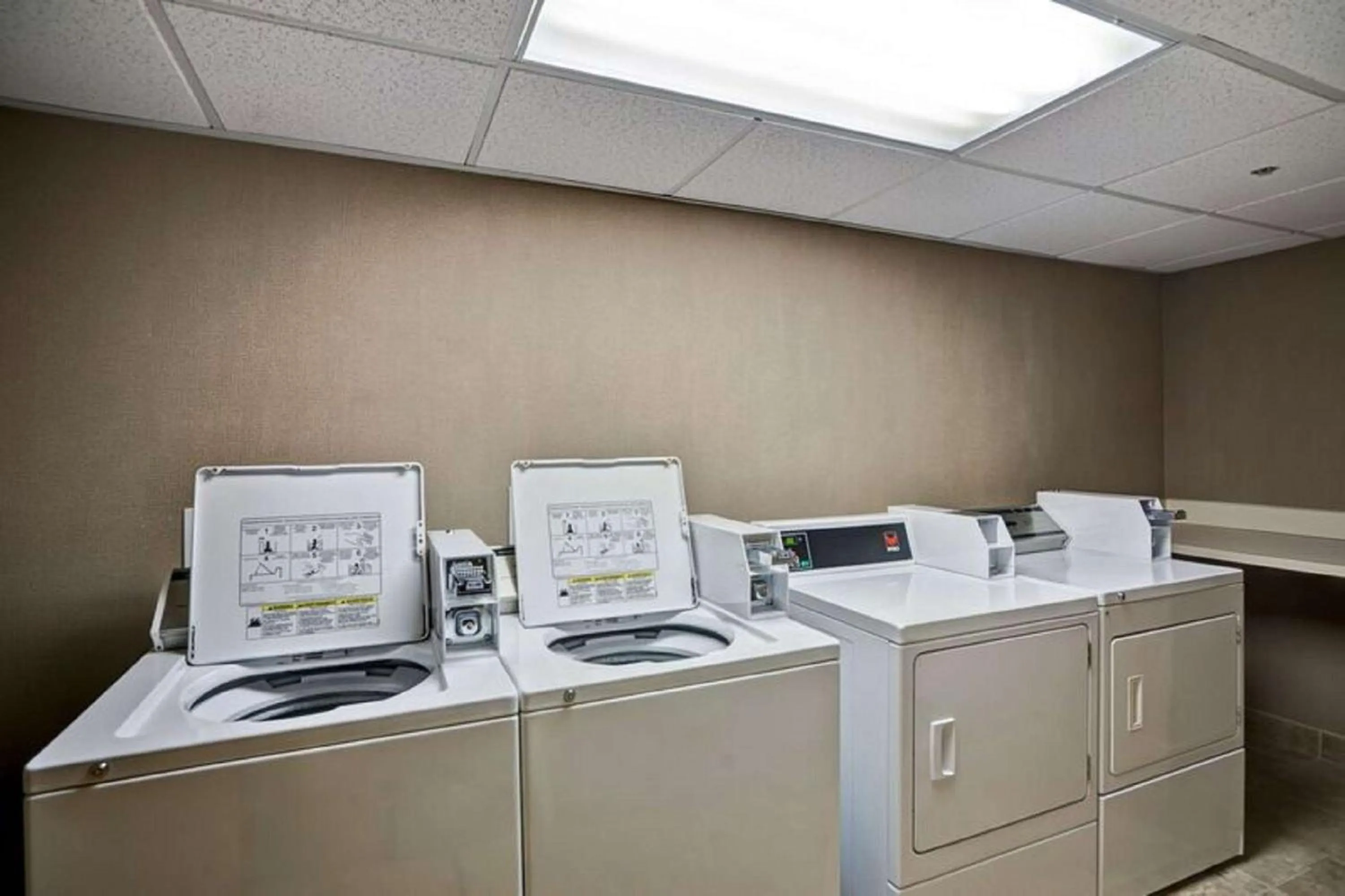 Property building in Hampton Inn Albany-Wolf Road