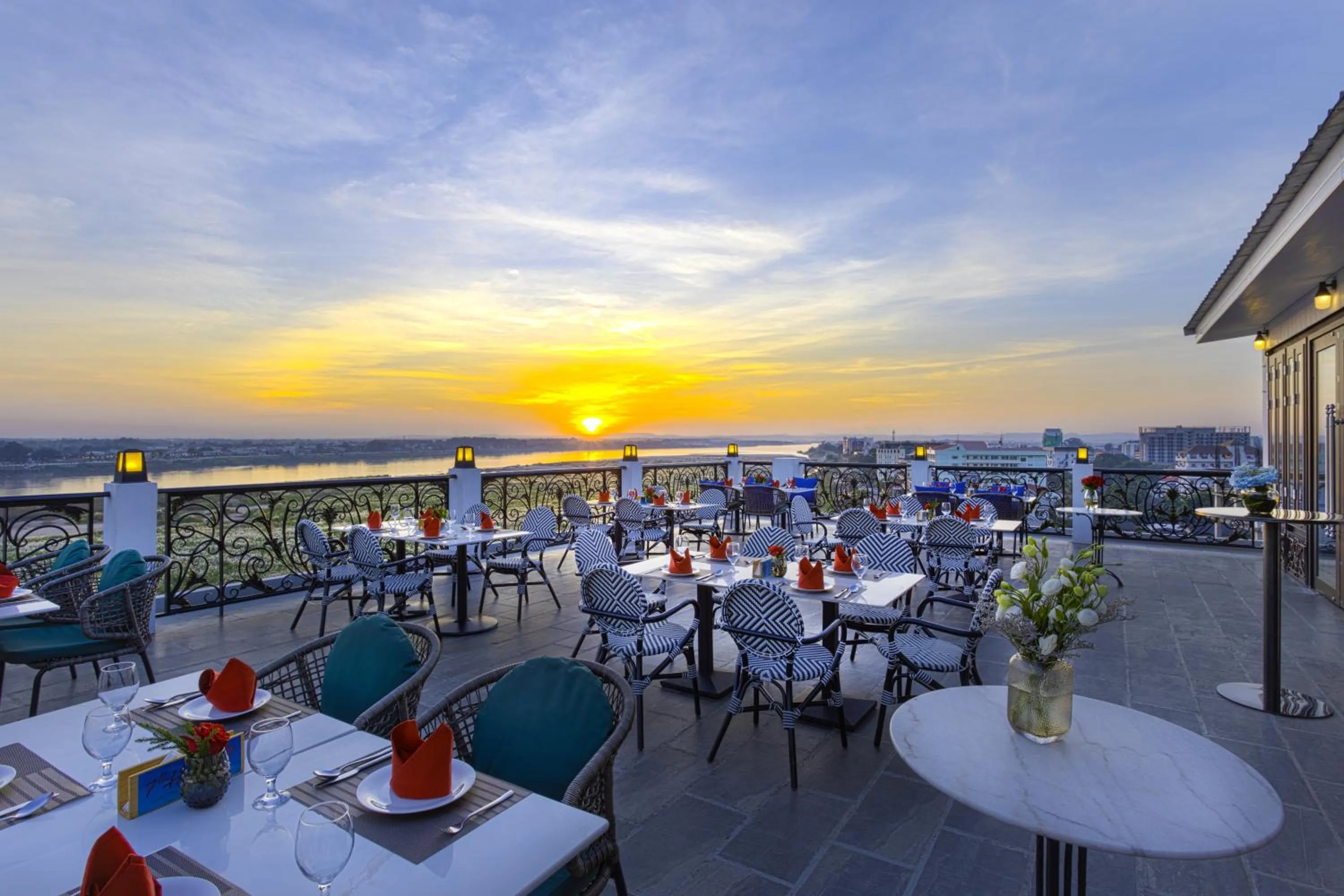 Restaurant/places to eat in La Seine Boutique Hotel