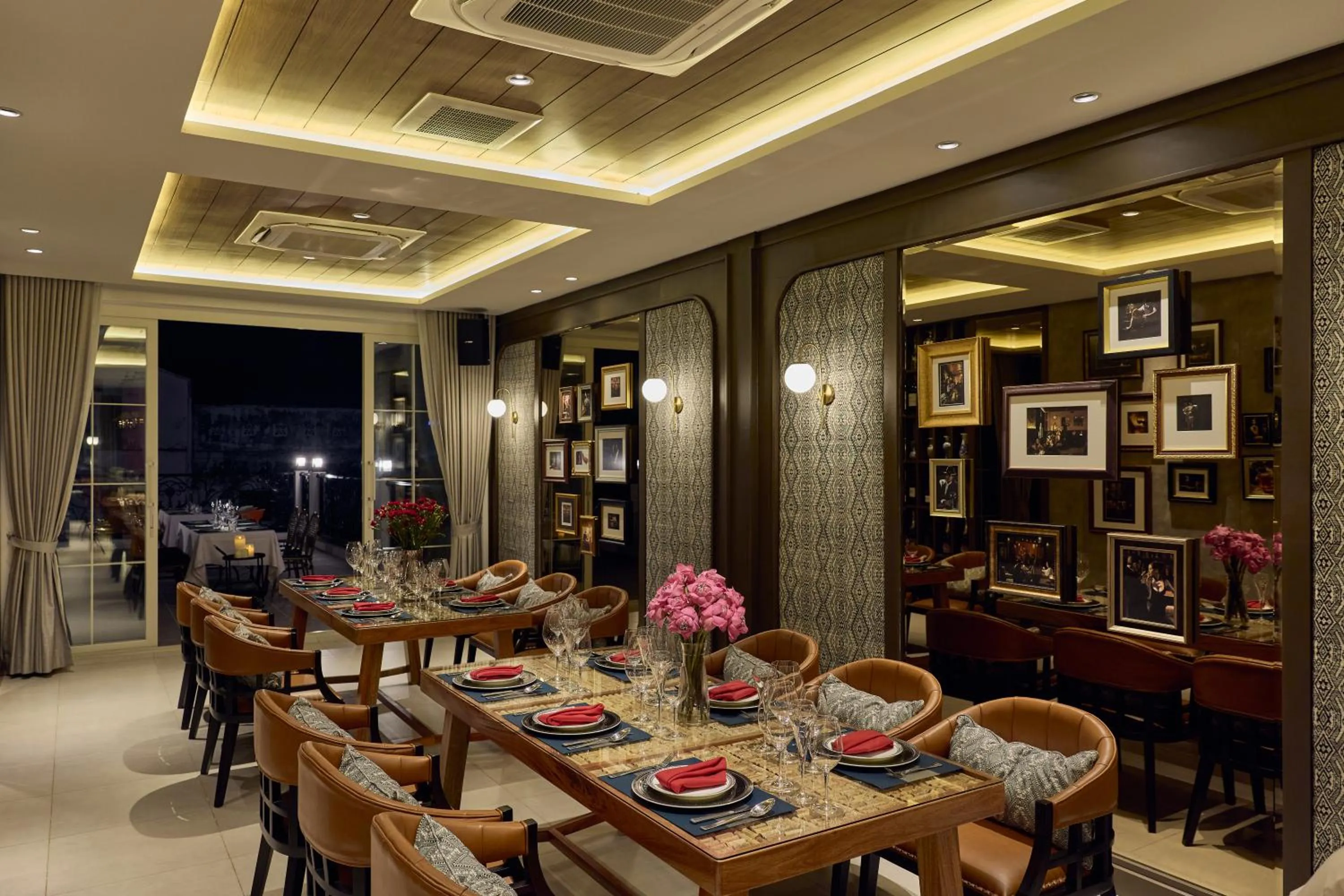 Restaurant/places to eat in La Seine Boutique Hotel