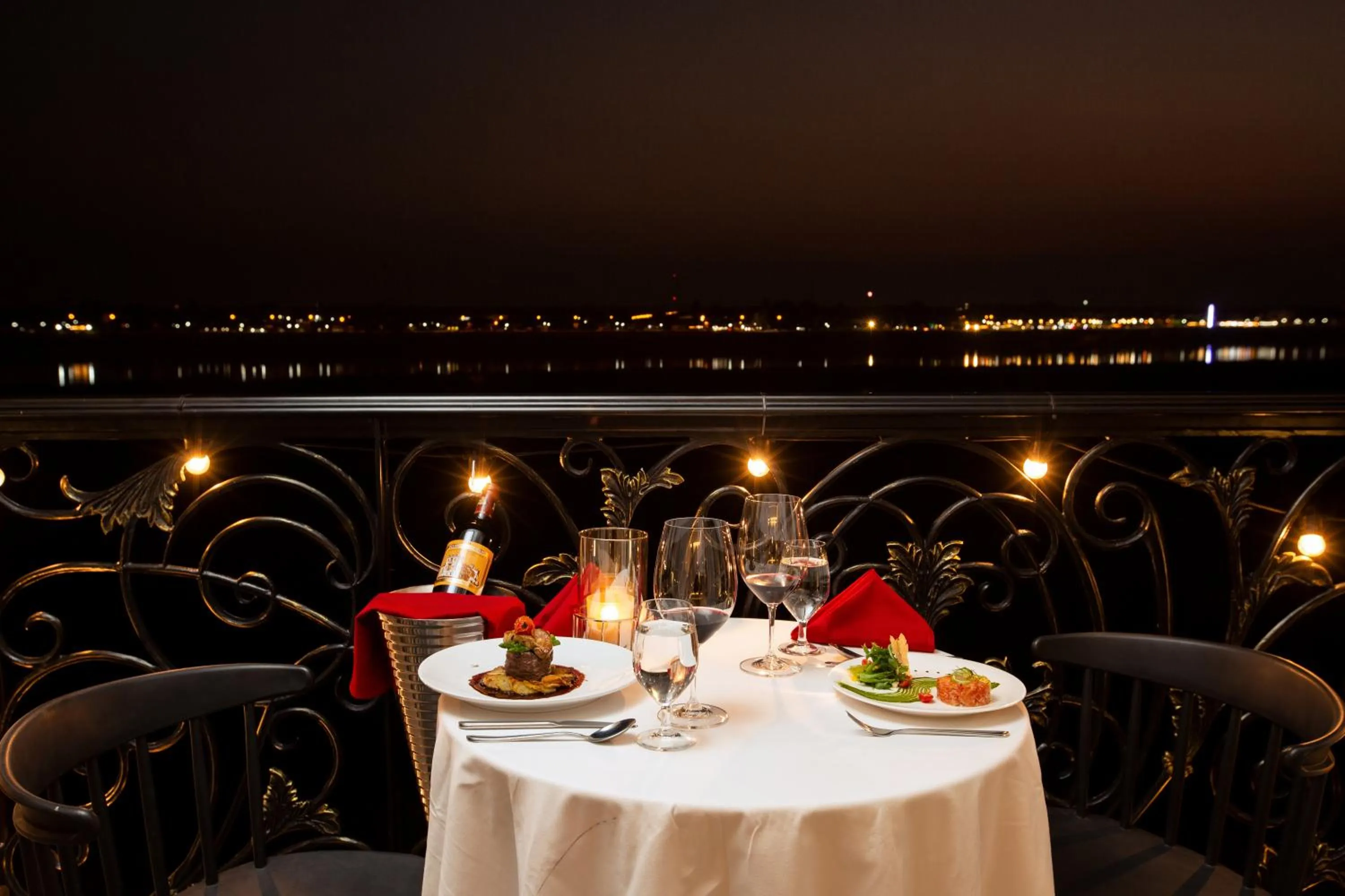 Restaurant/places to eat in La Seine Boutique Hotel