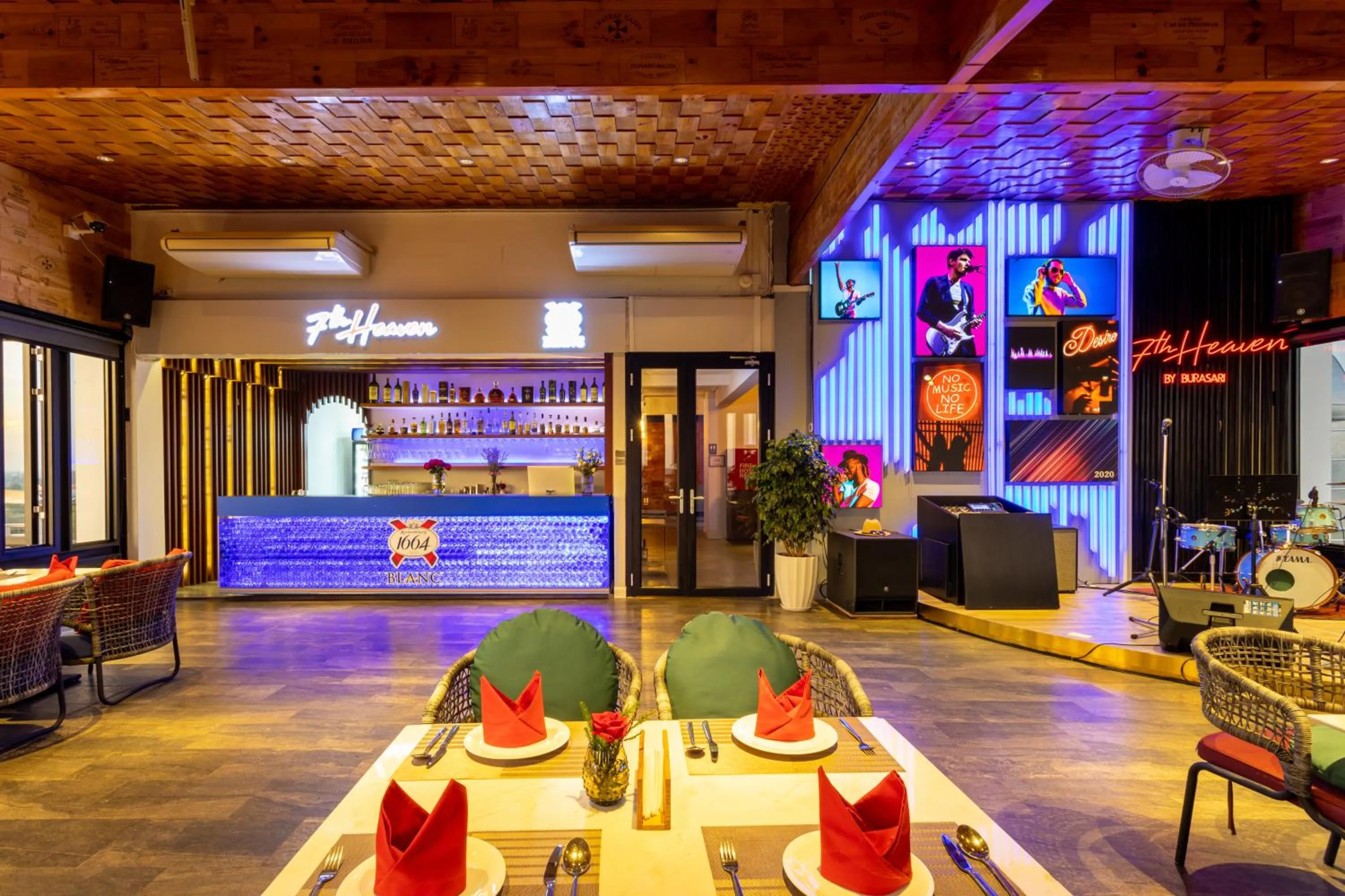 Lounge or bar in La Seine Boutique Hotel