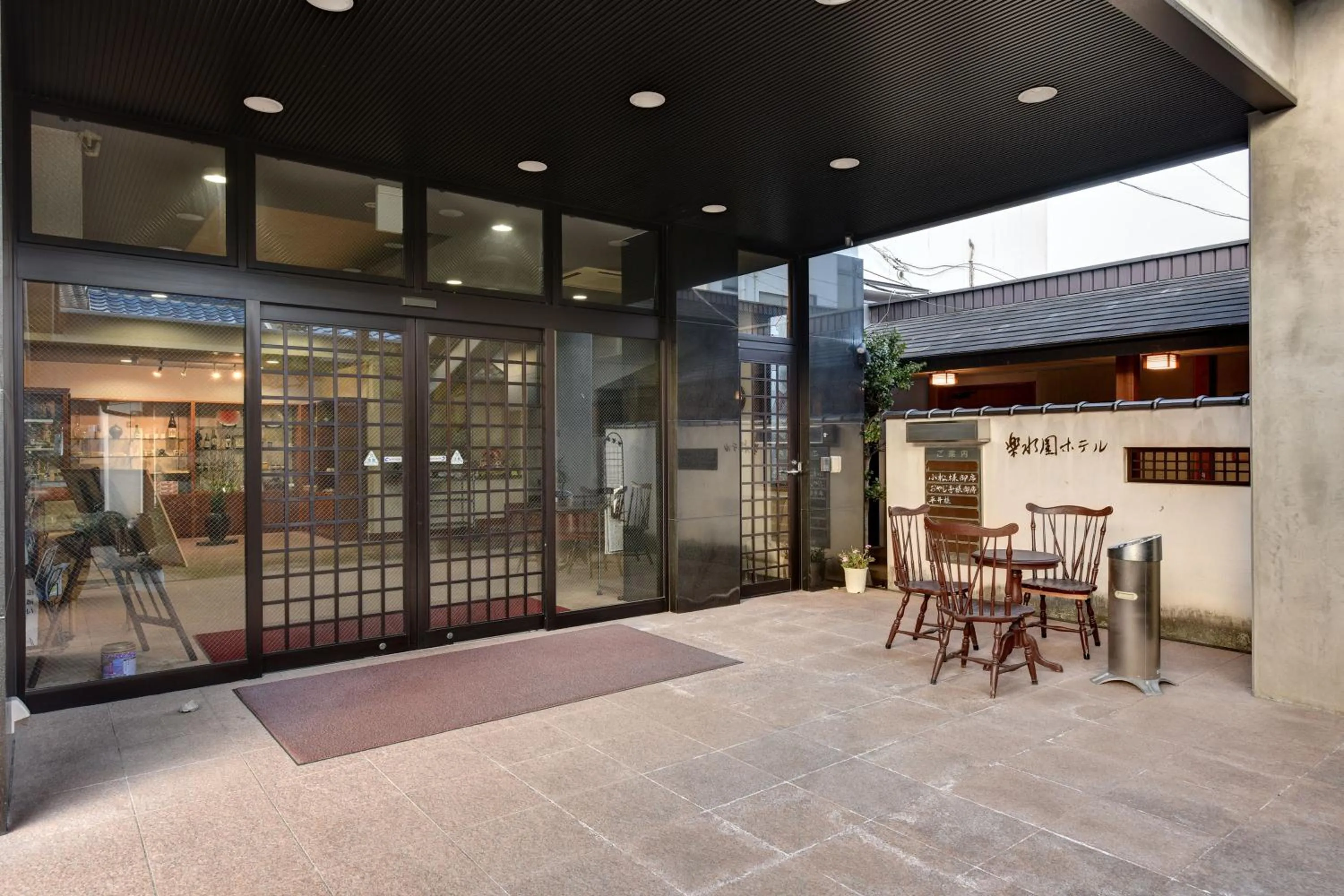 Facade/entrance in Rakusuien