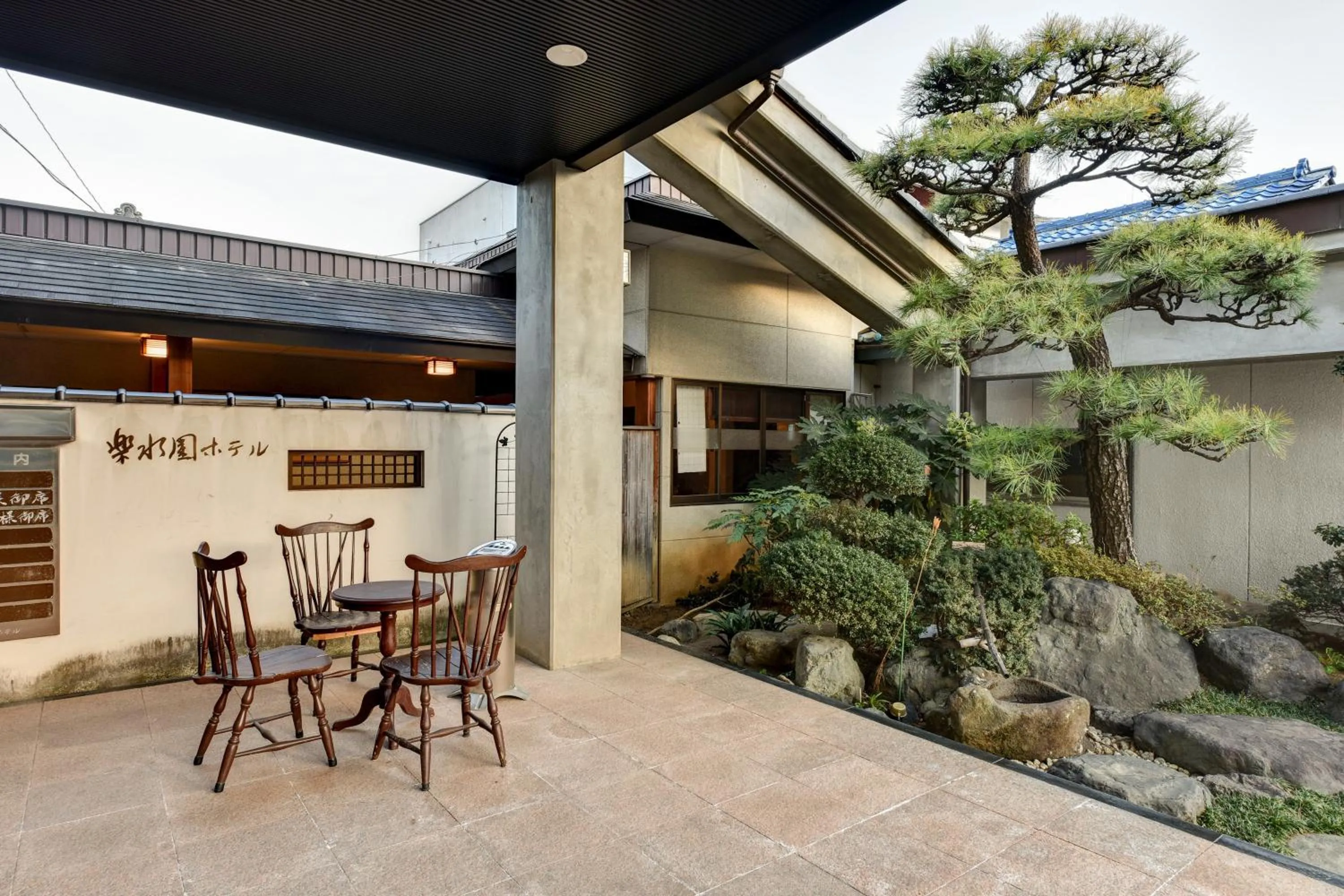 Facade/entrance in Rakusuien