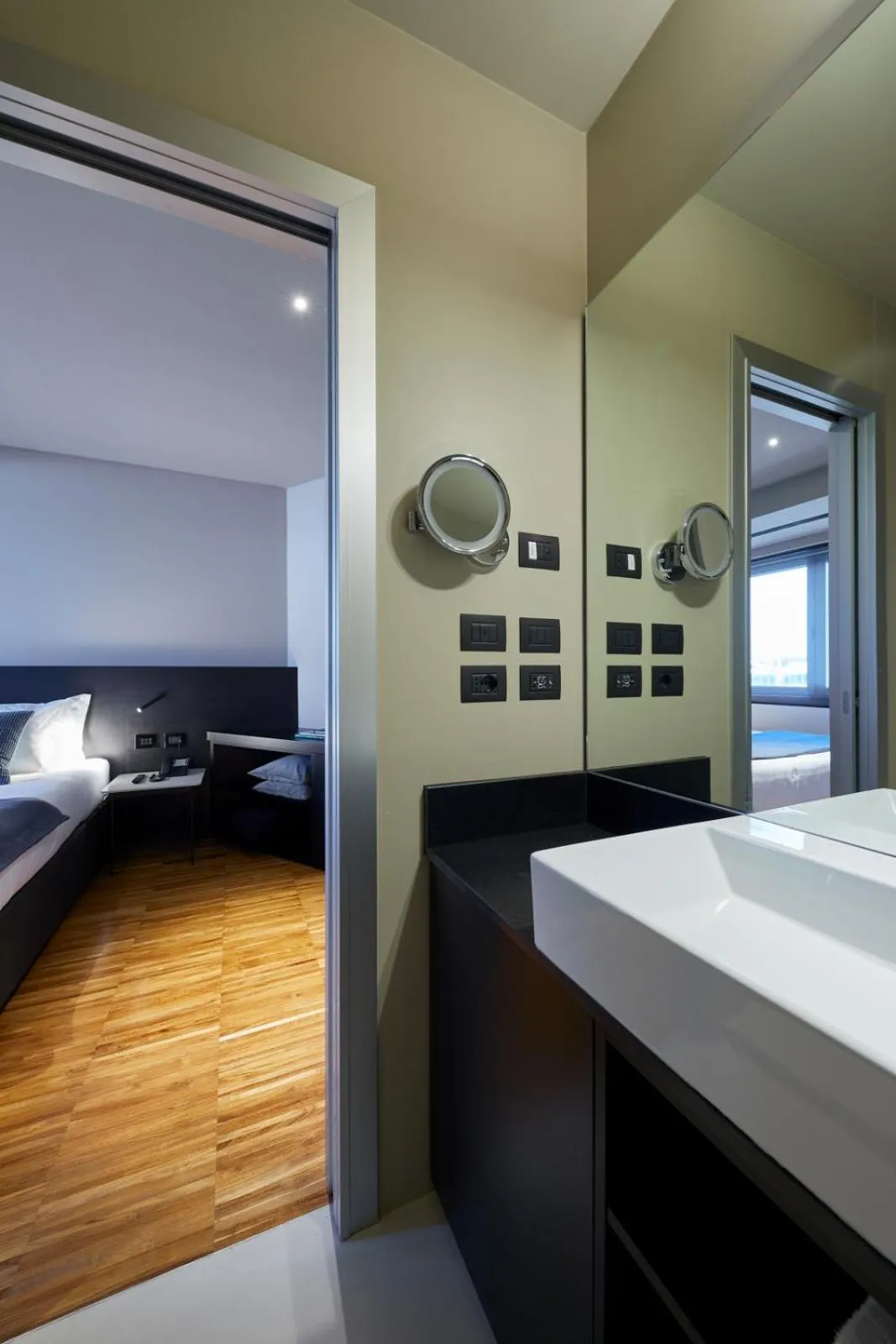 Bathroom, Bed in Delparco Hotel