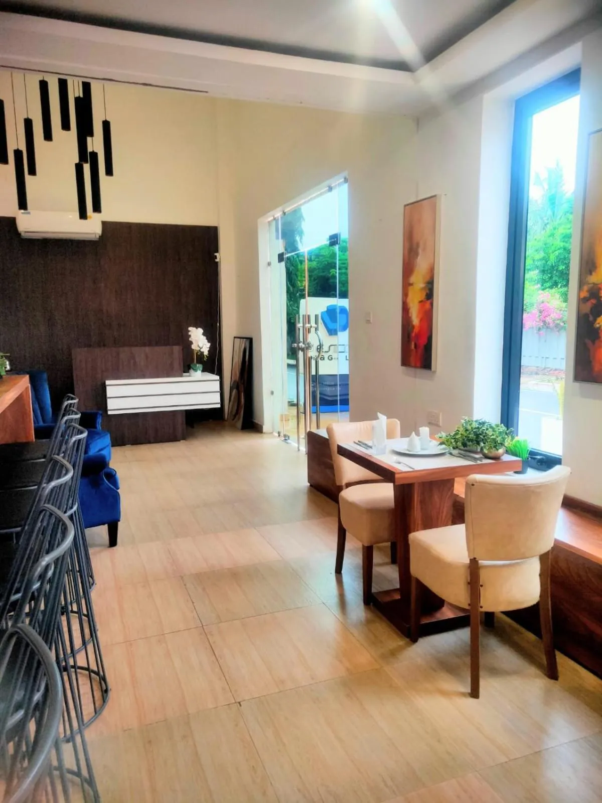 Restaurant/places to eat, Bed in The Cabin Hotel