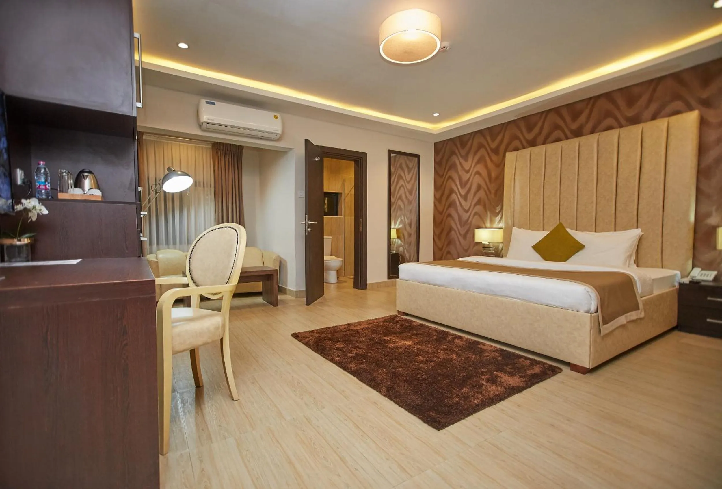 Seating area, Bed in The Cabin Hotel