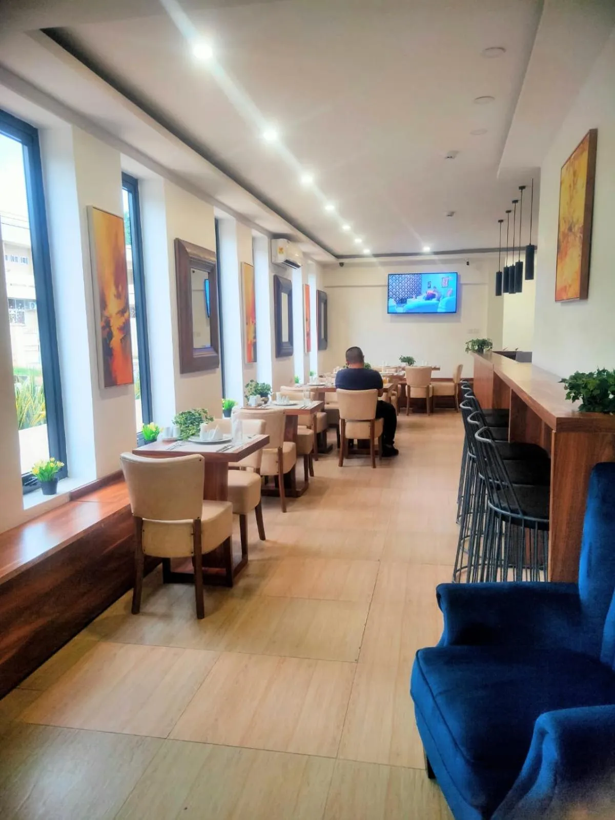 Restaurant/places to eat in The Cabin Hotel