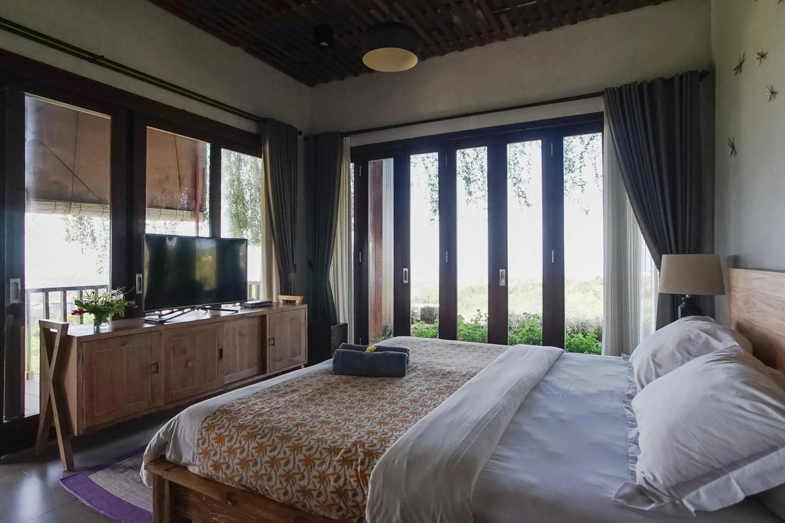 Bed in The Ocean Views Luxury Villas & Apartment