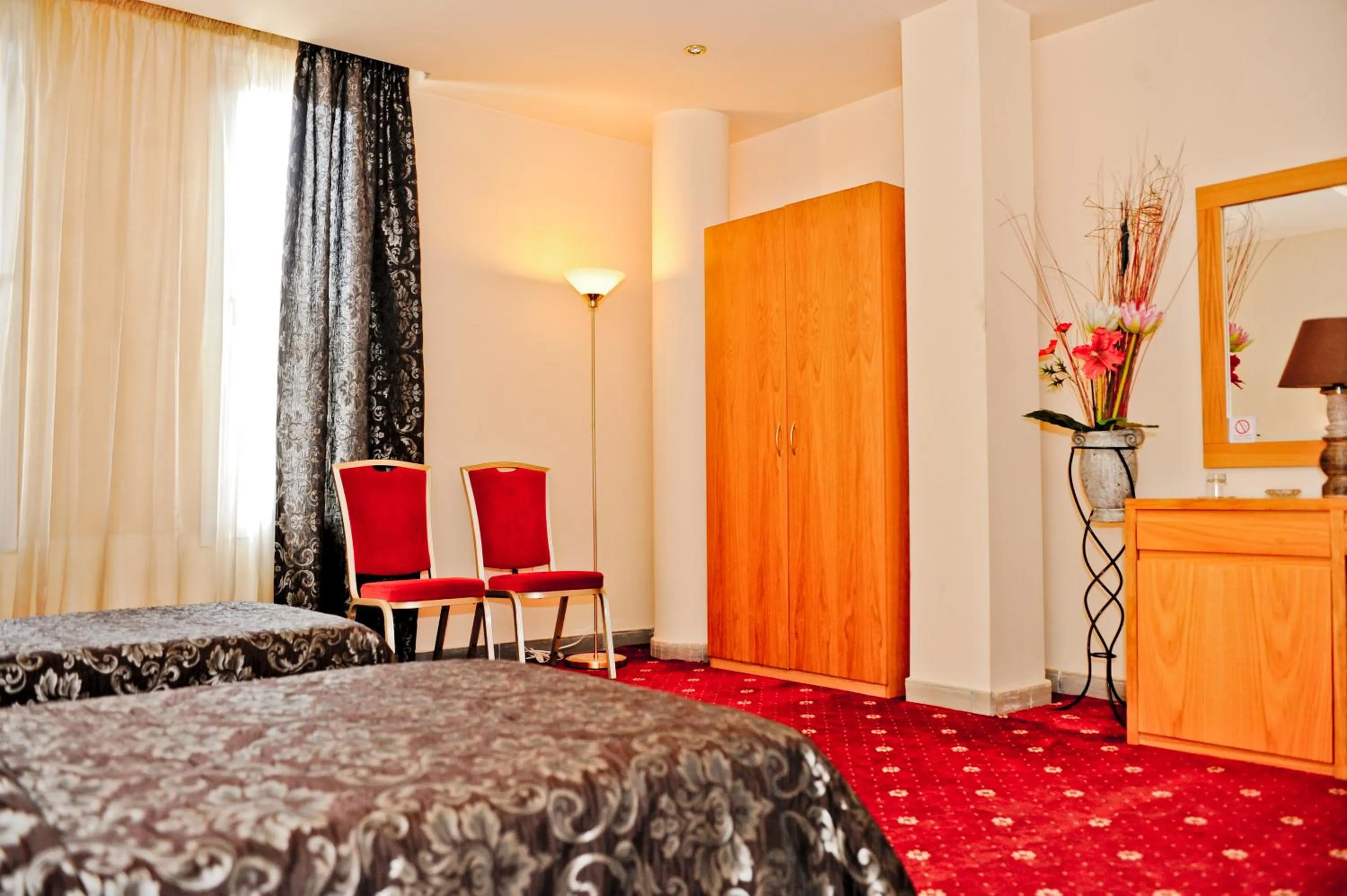 Living room, Bed in Hotel Doro City