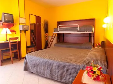 bunk bed, Bed in Hotel Capri