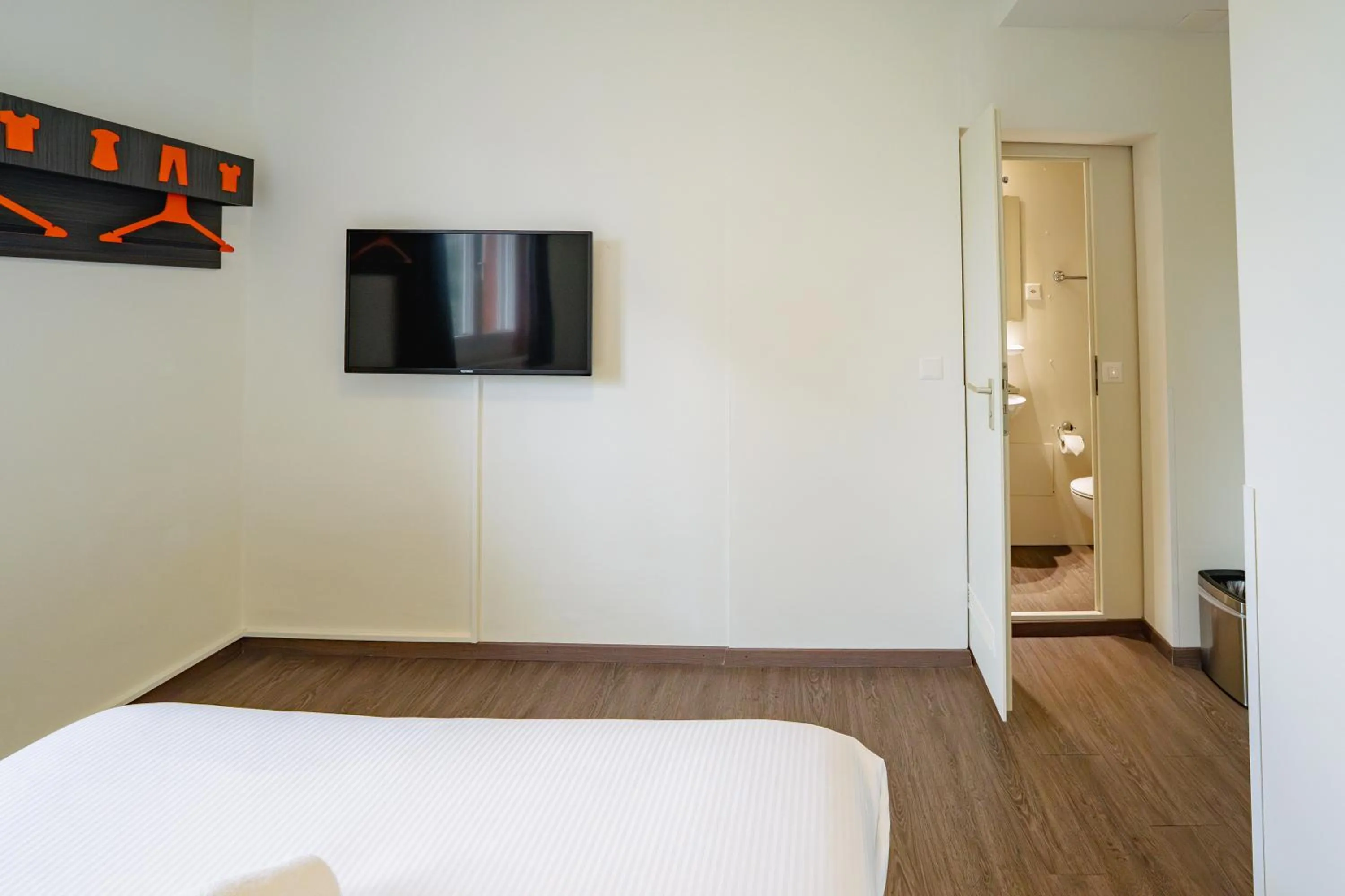 TV and multimedia in easyHotel Zürich City West