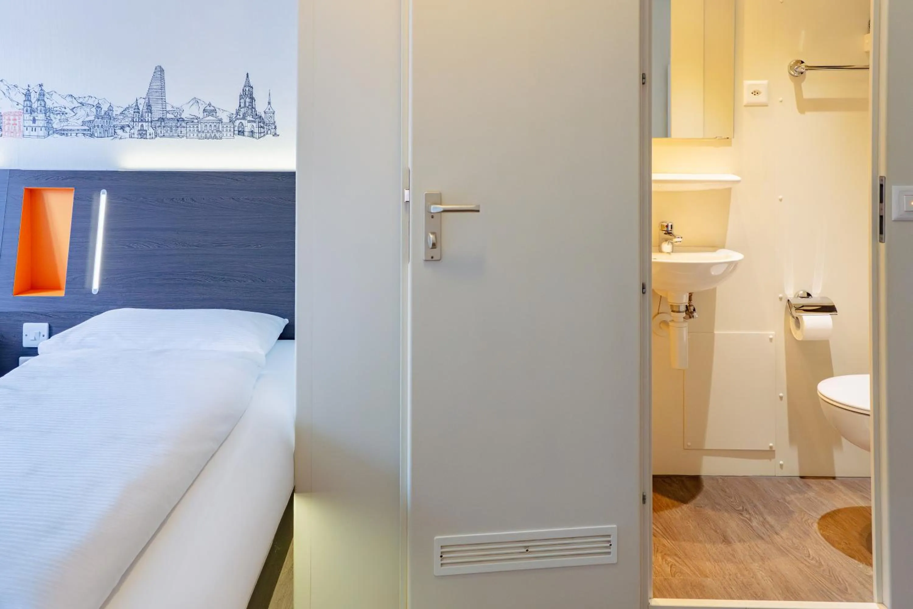 Shower, Bed in easyHotel Zürich City Limmatplatz