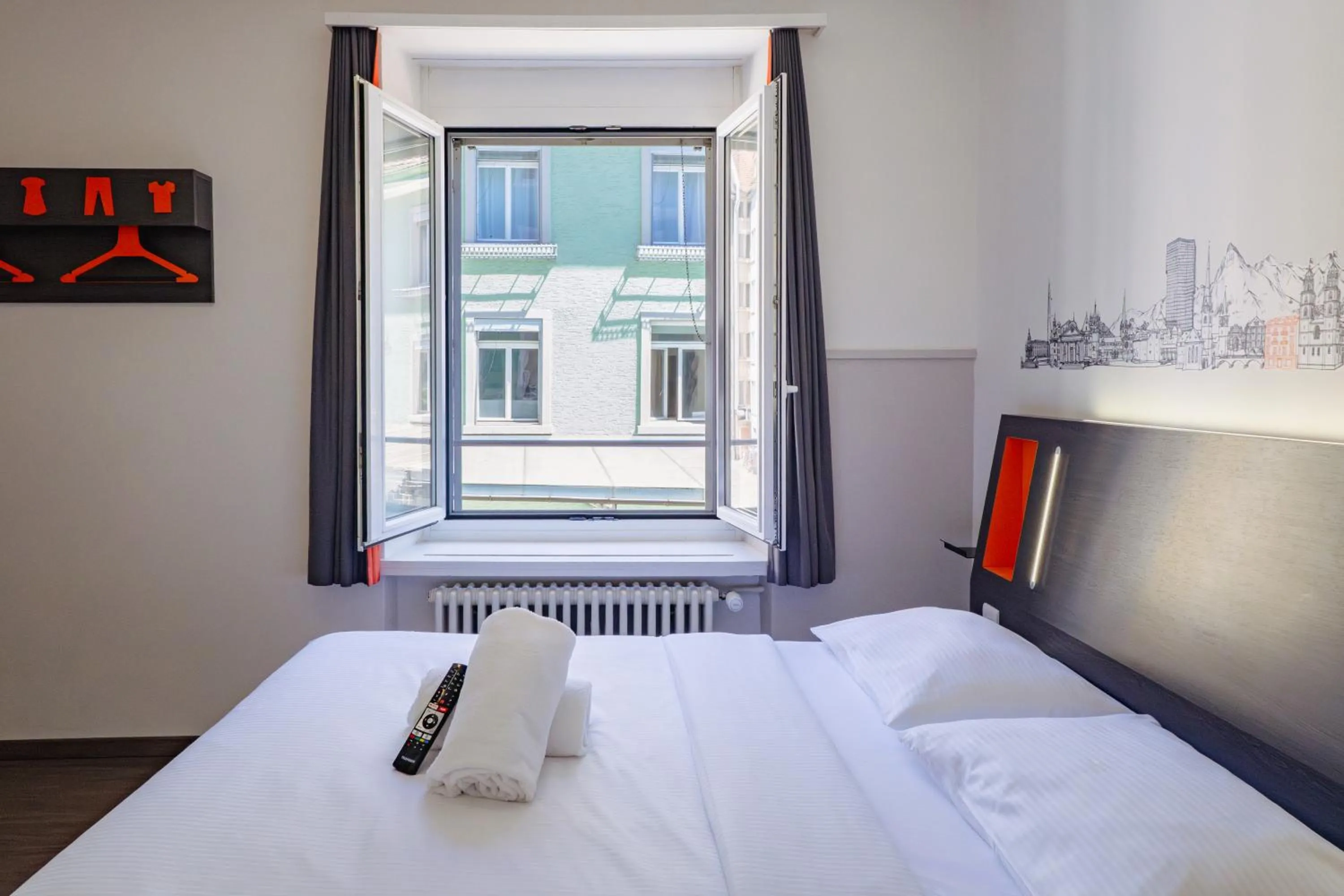 Photo of the whole room, Bed in easyHotel Zürich City Limmatplatz