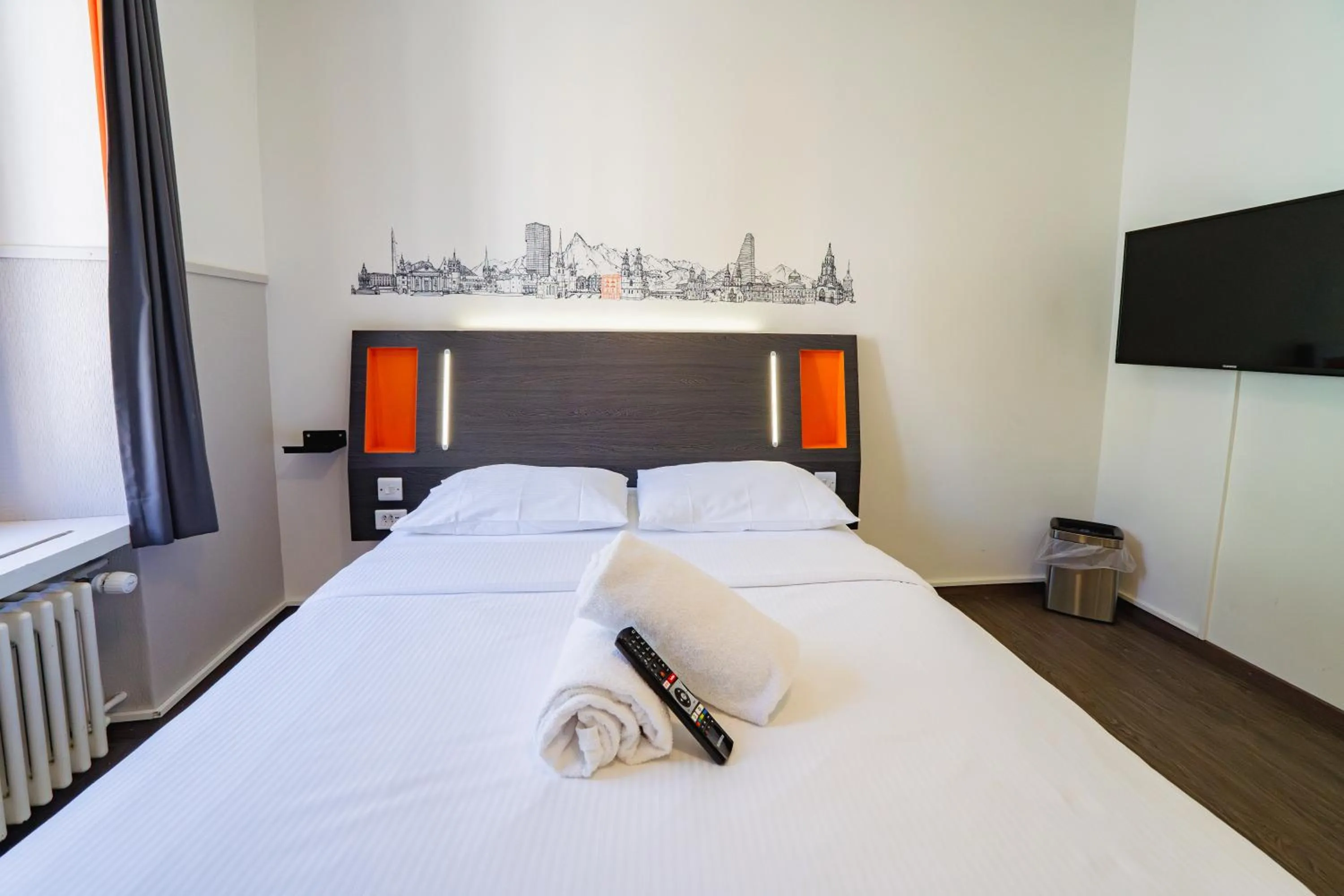 Photo of the whole room, Bed in easyHotel Zürich City Limmatplatz
