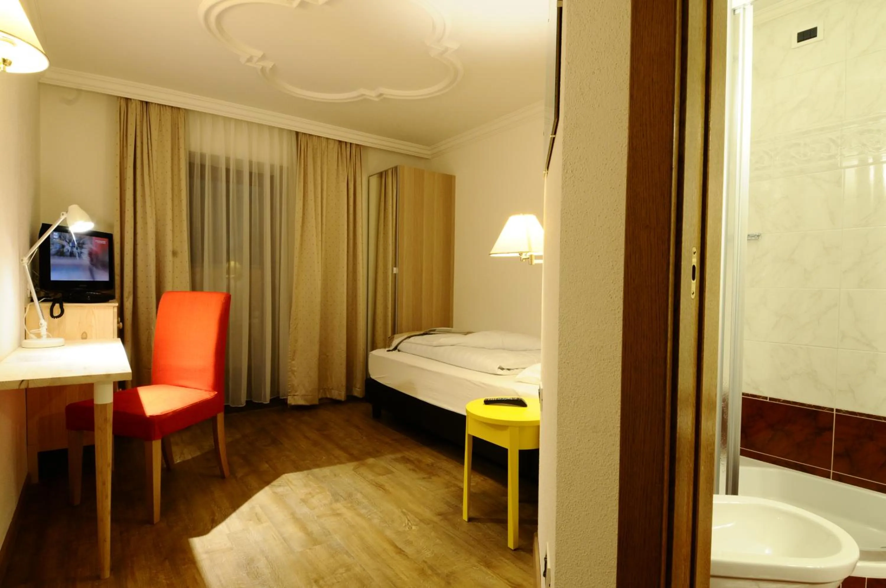 Photo of the whole room, Bed in Hotel Italia