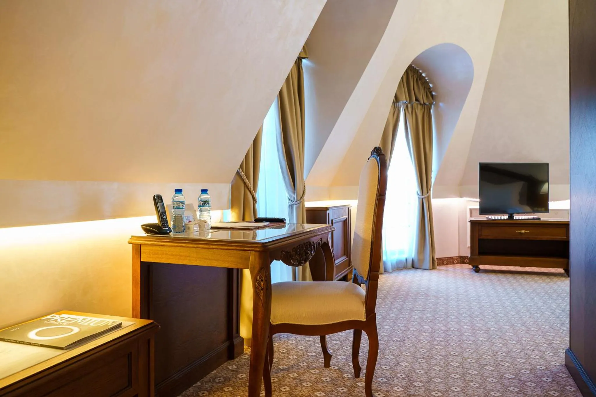 Seating area, Bed in Residence City Garden - Certificate of Excellence Top 10 BEST Five-Stars City Hotels for 2024 awarded by HTIF