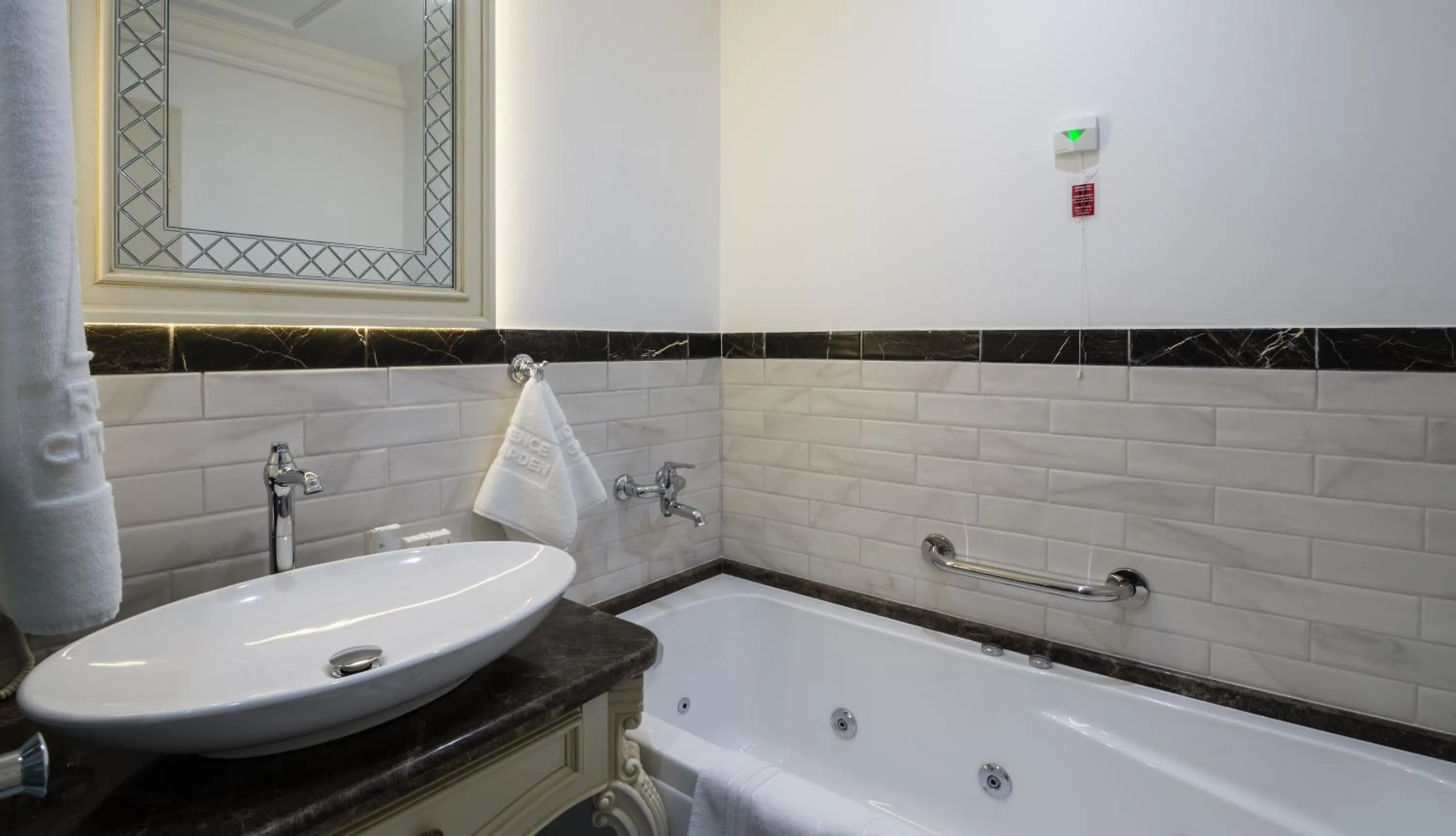 Hot Tub in Residence City Garden - Certificate of Excellence Top 10 BEST Five-Stars City Hotels for 2024 awarded by HTIF