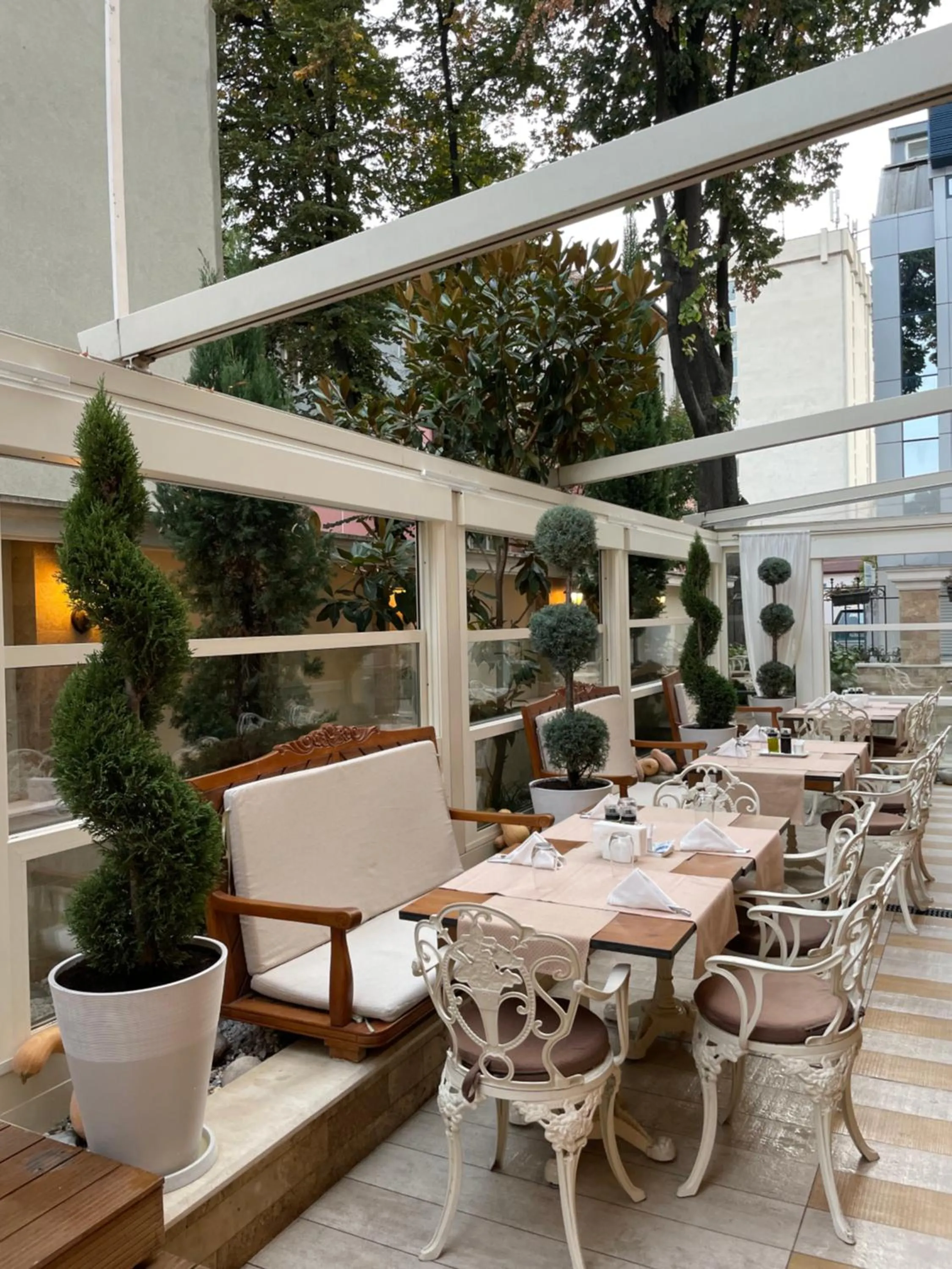 Restaurant/places to eat in Residence City Garden - Certificate of Excellence Top 10 BEST Five-Stars City Hotels for 2024 awarded by HTIF