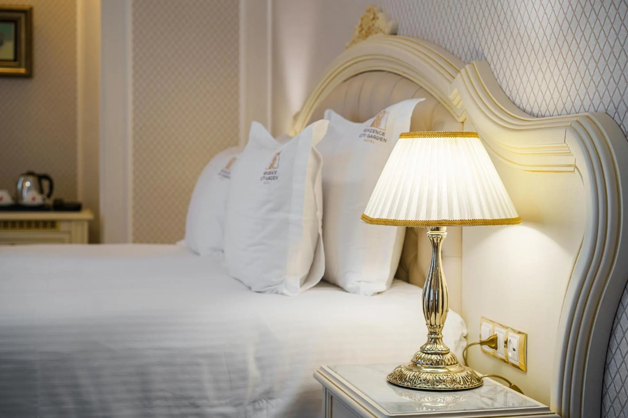 Bed in Residence City Garden - Certificate of Excellence Top 10 BEST Five-Stars City Hotels for 2024 awarded by HTIF