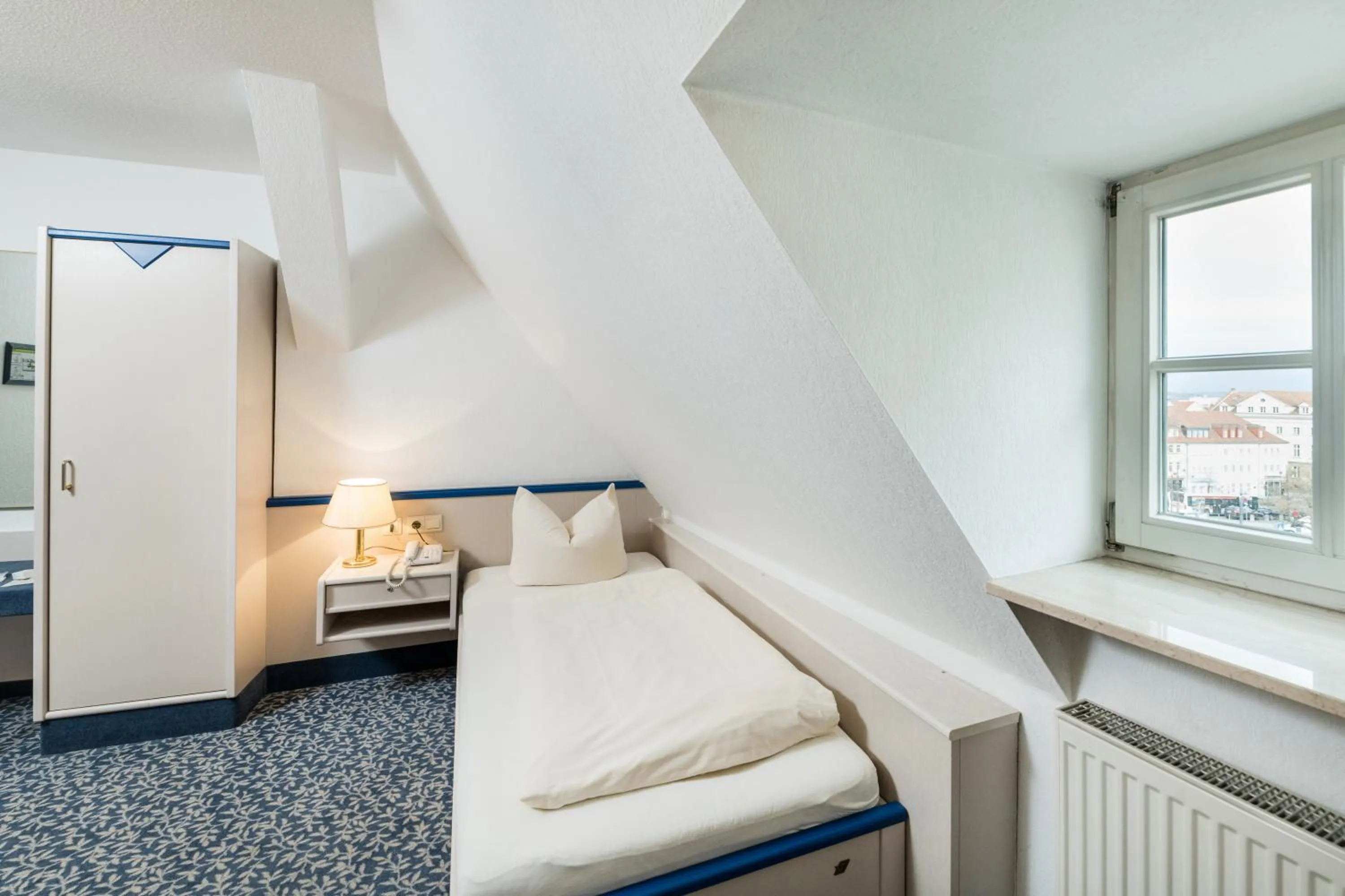 Bedroom, Bed in Hotel am Markt