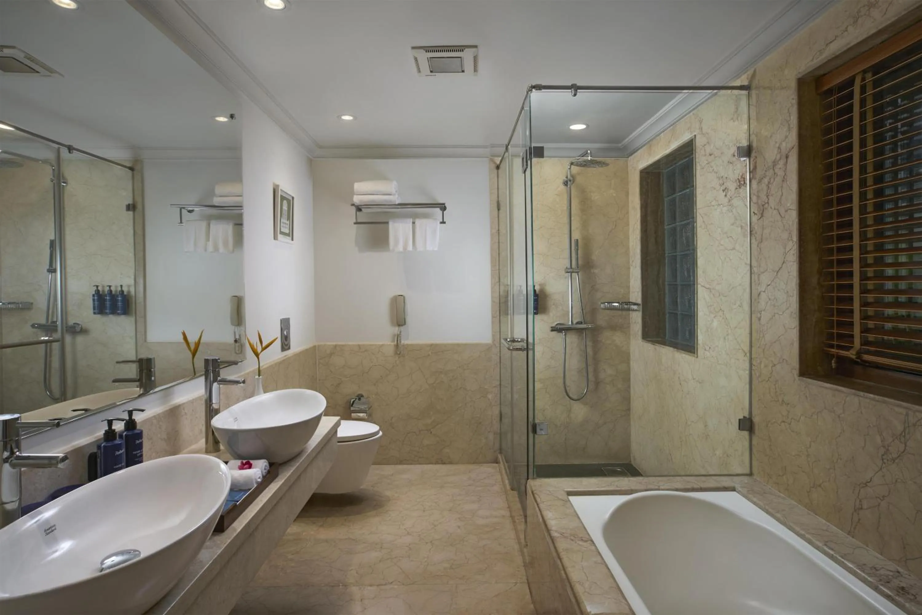 Bathroom in Radisson Blu Resort, Goa