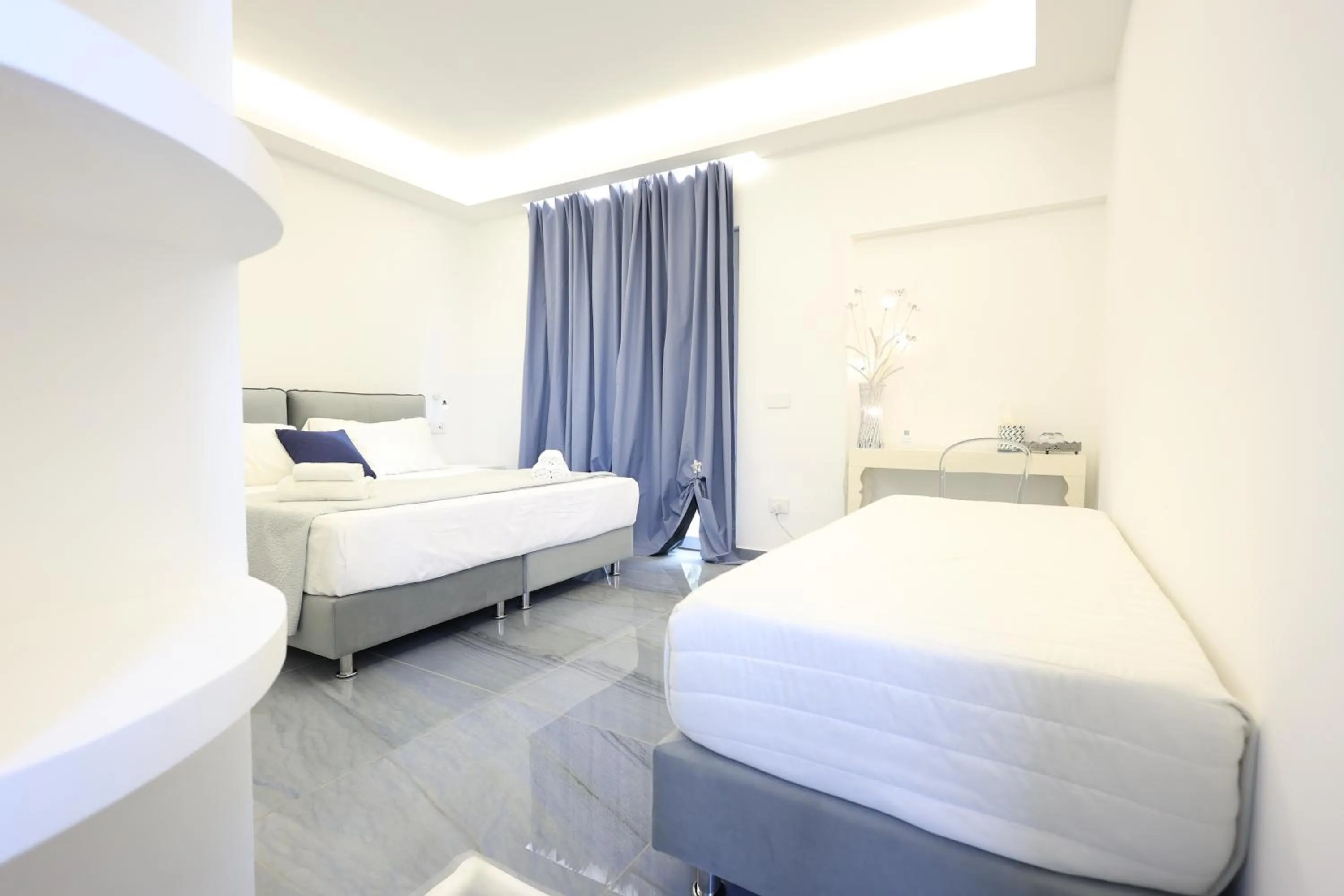 Photo of the whole room, Bed in Oldwell Hotel