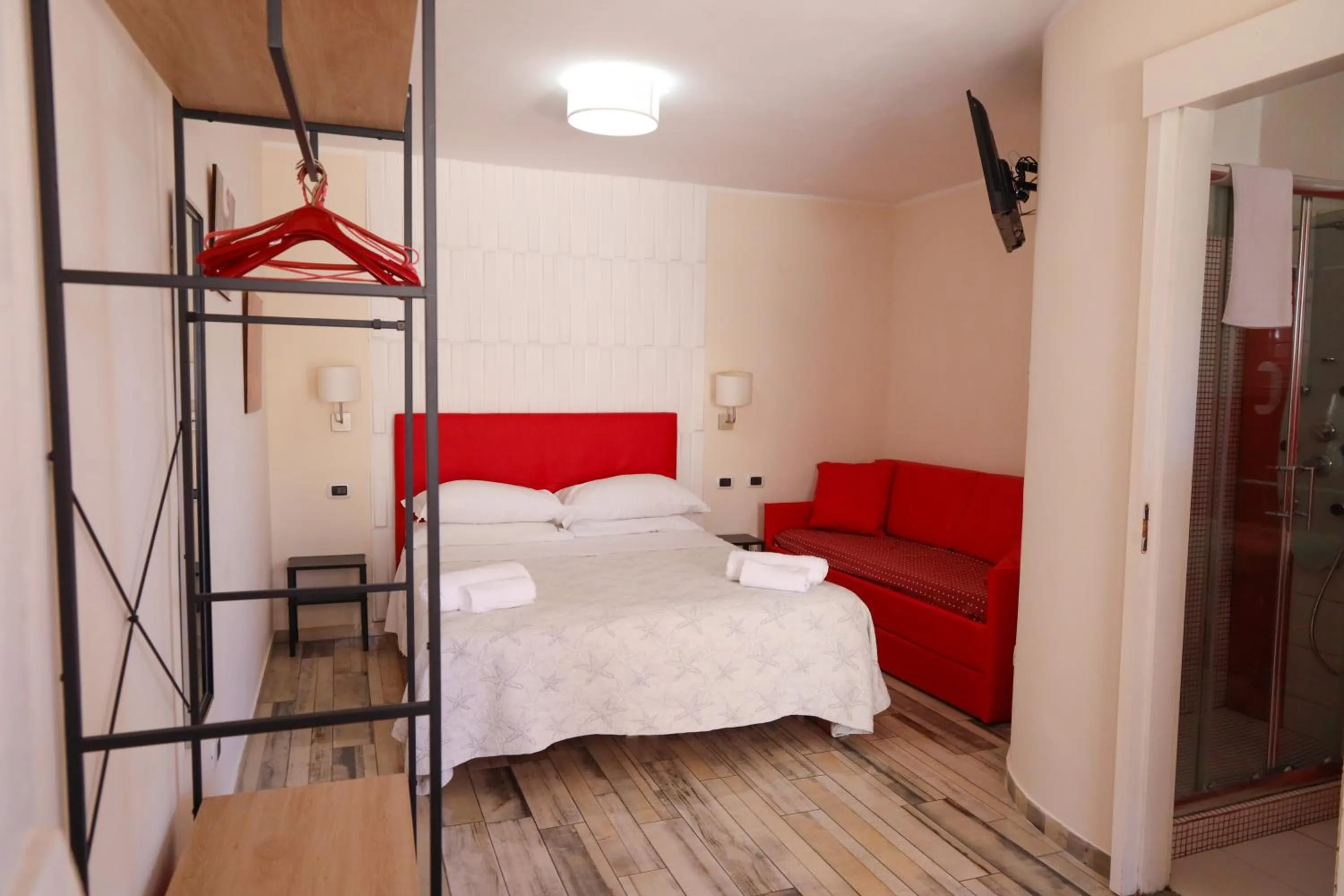 Photo of the whole room, Bed in Oldwell Hotel