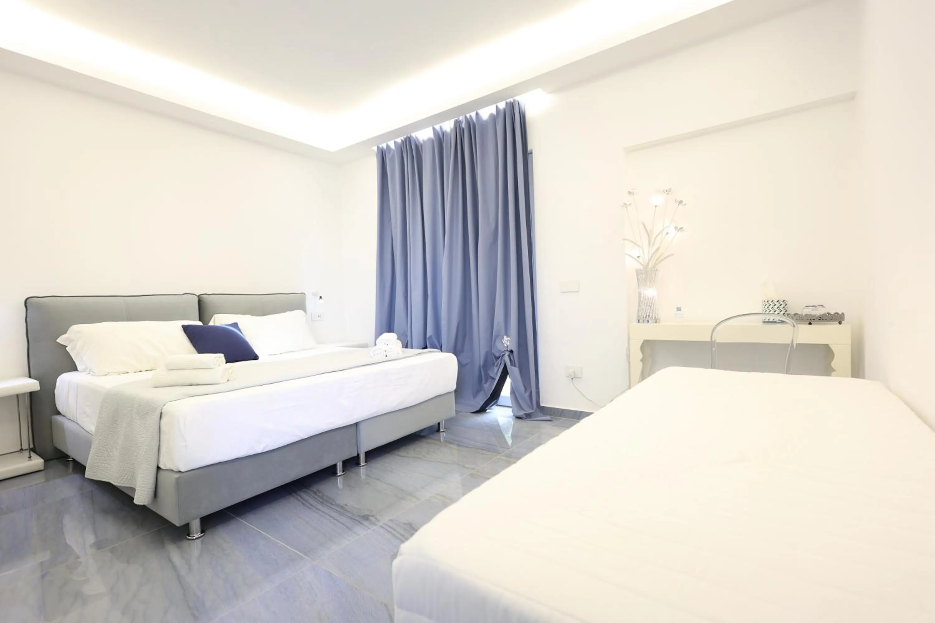 Photo of the whole room, Bed in Oldwell Hotel