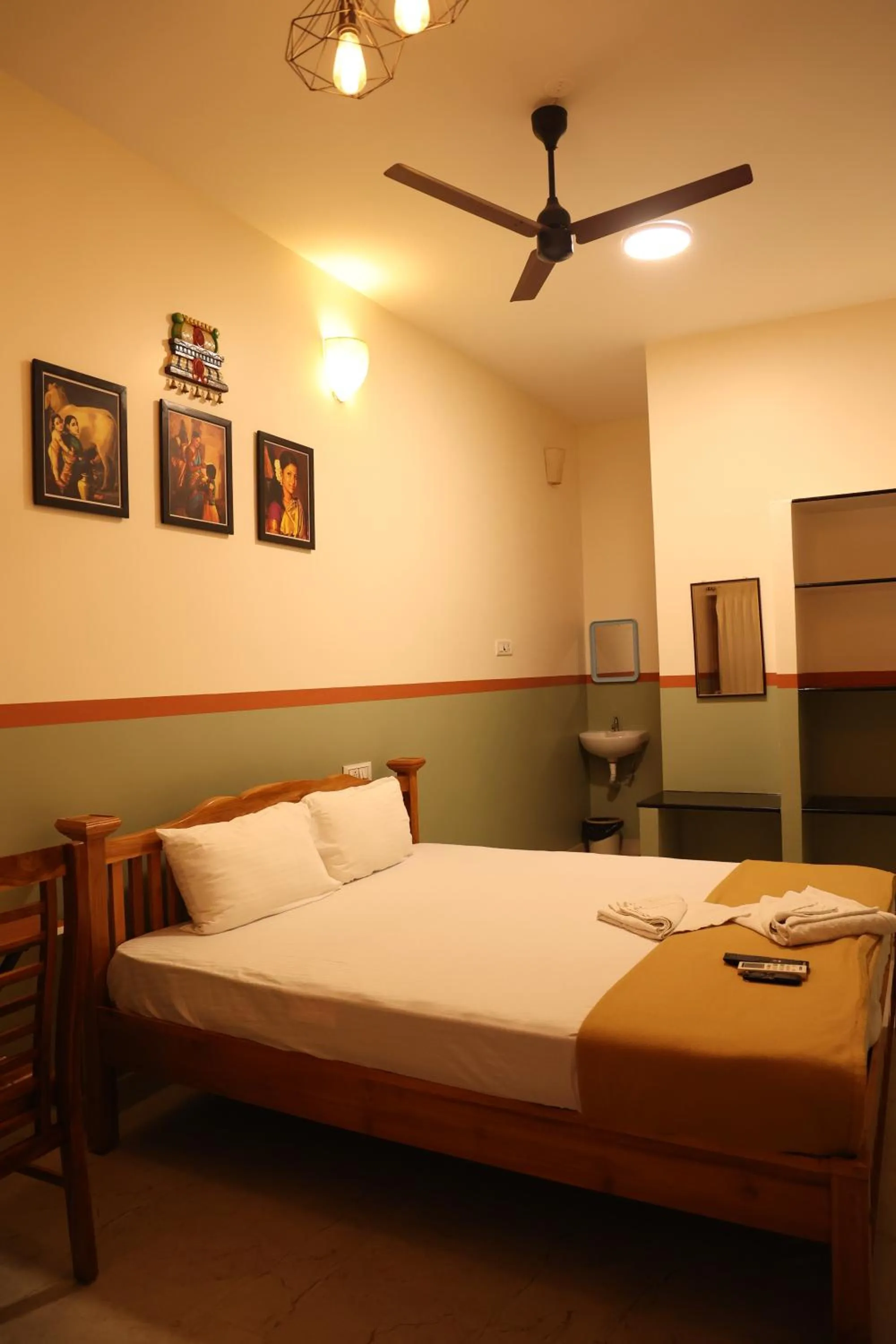 Bed in Dwaraka Guest House