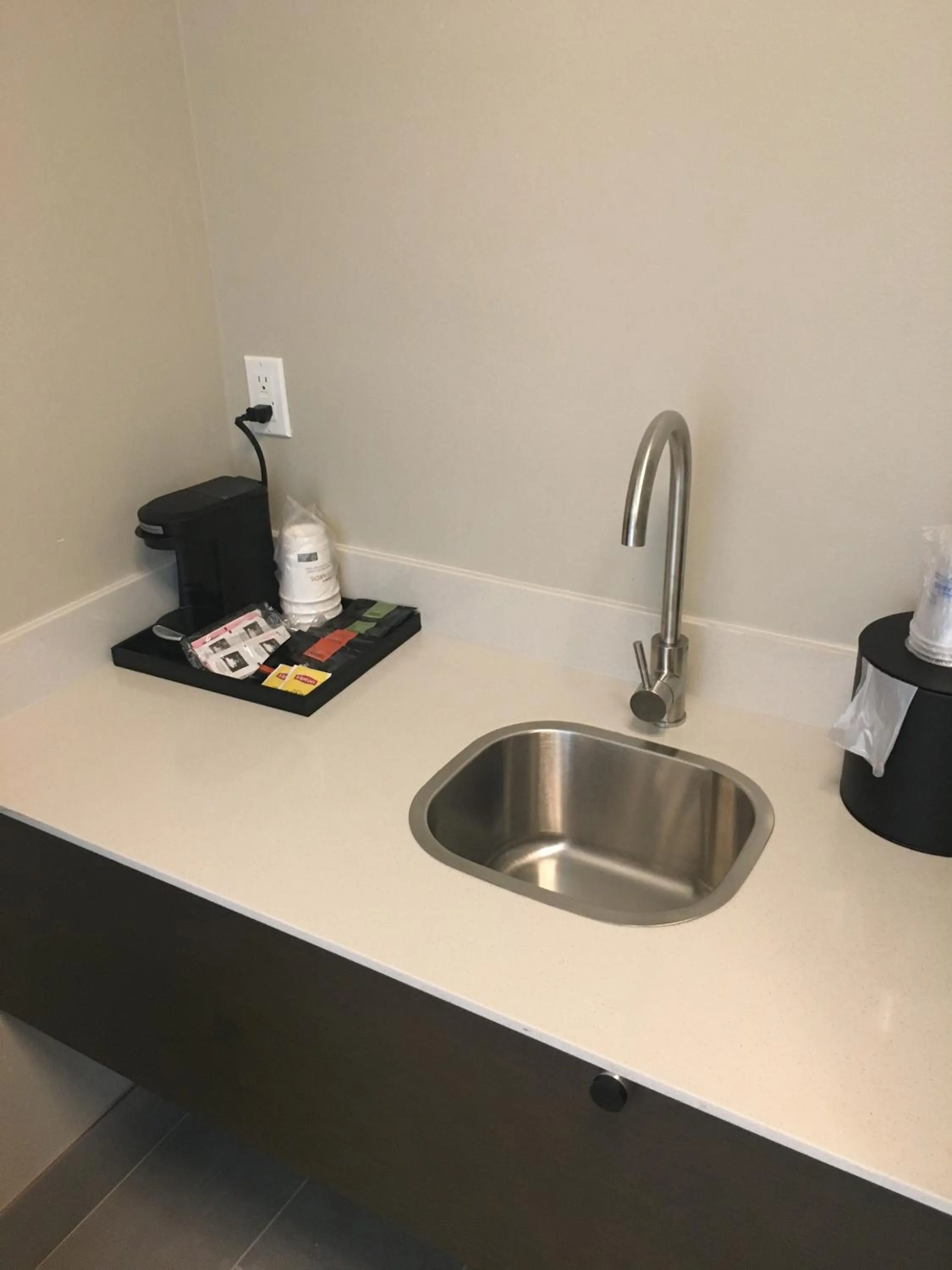 Bedroom in Best Western Plus New Barstow Inn & Suites