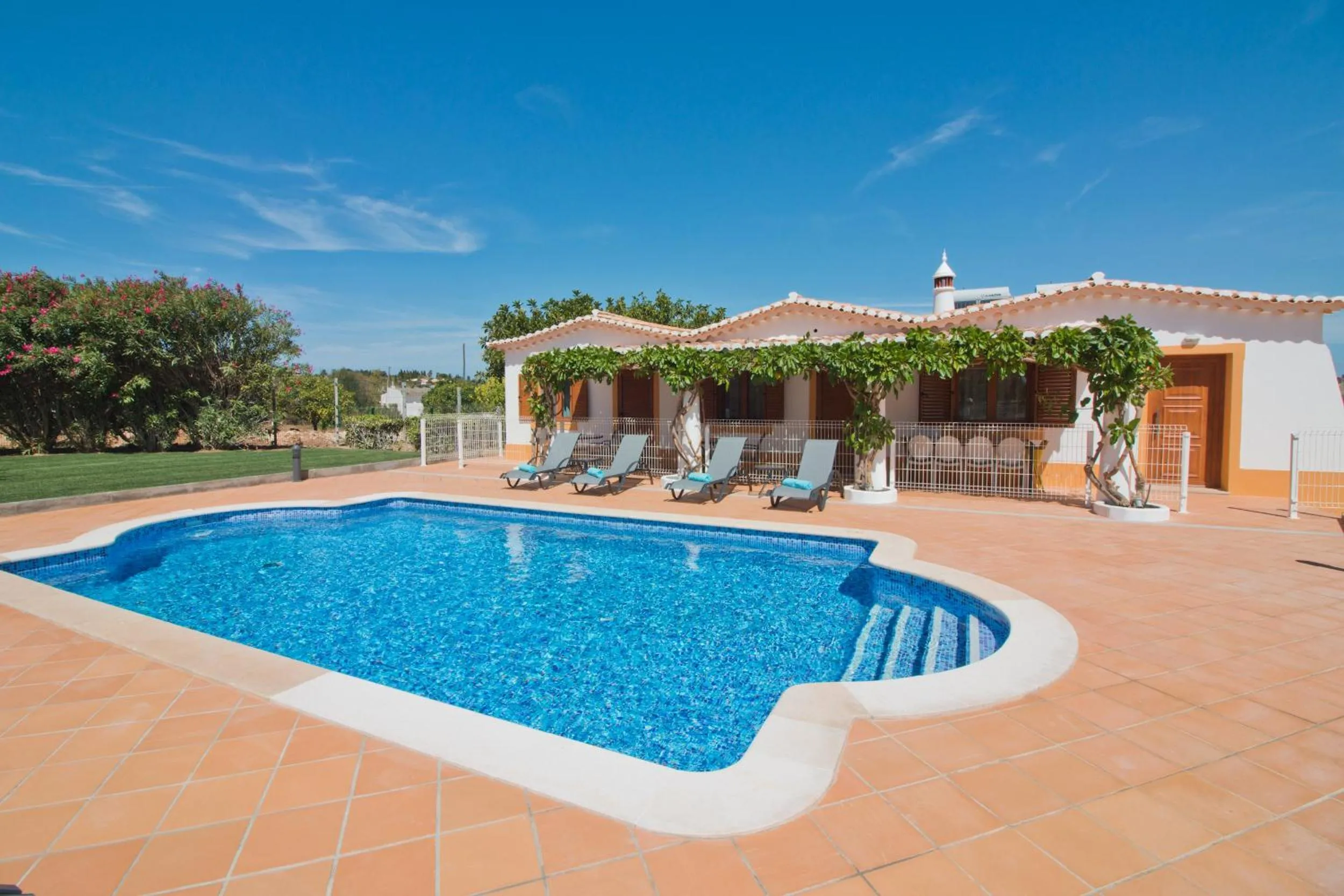 Pool view in Casa da Ladeira Branca