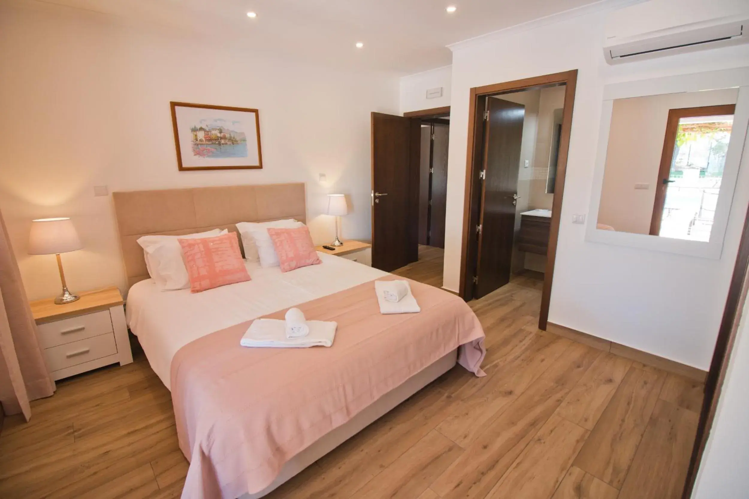 Double Room with Private Bathroom in Casa da Ladeira Branca Double Room with Private Bathroom in Casa da Ladeira Branca