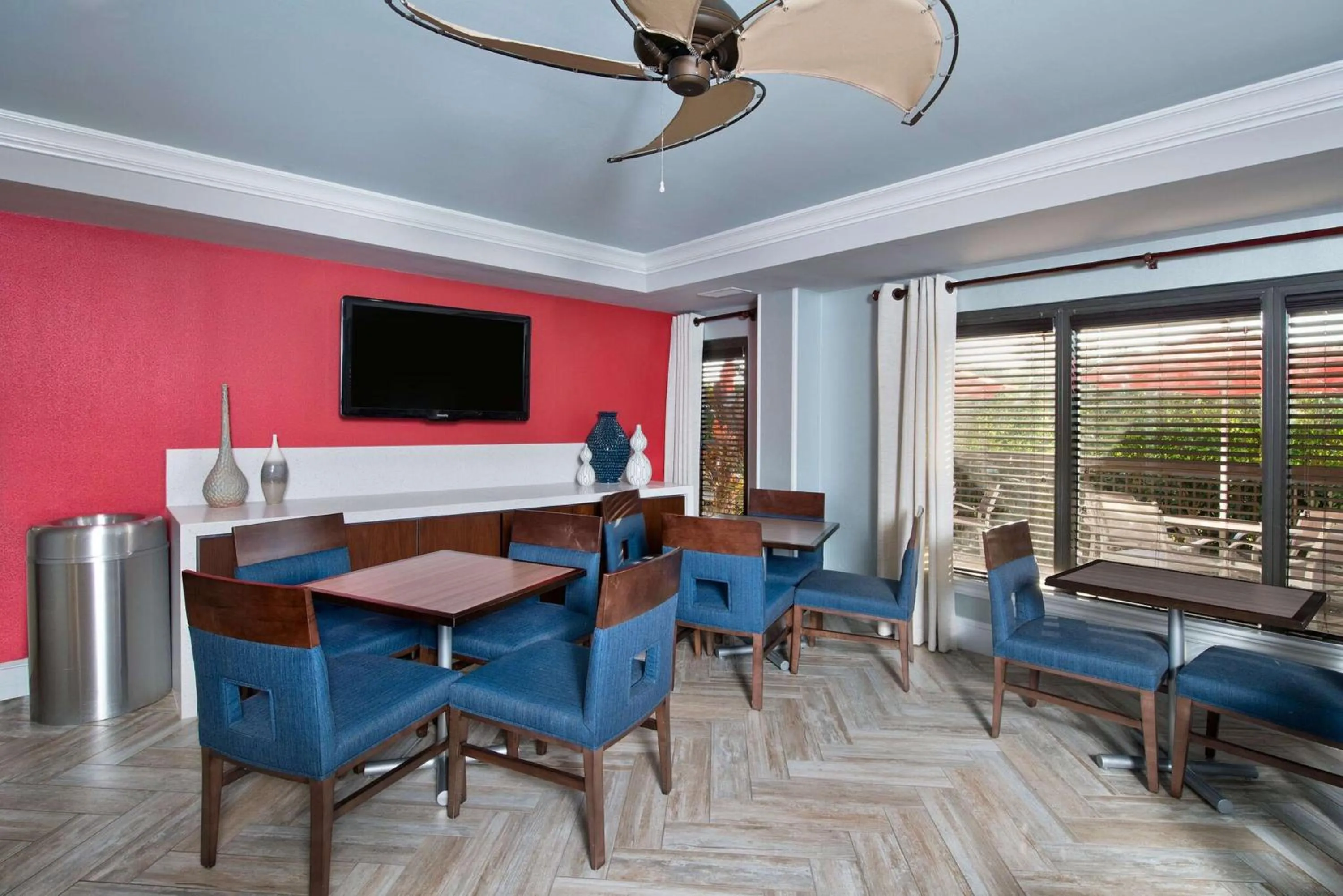 Dining area in Hampton Inn Naples - I-75