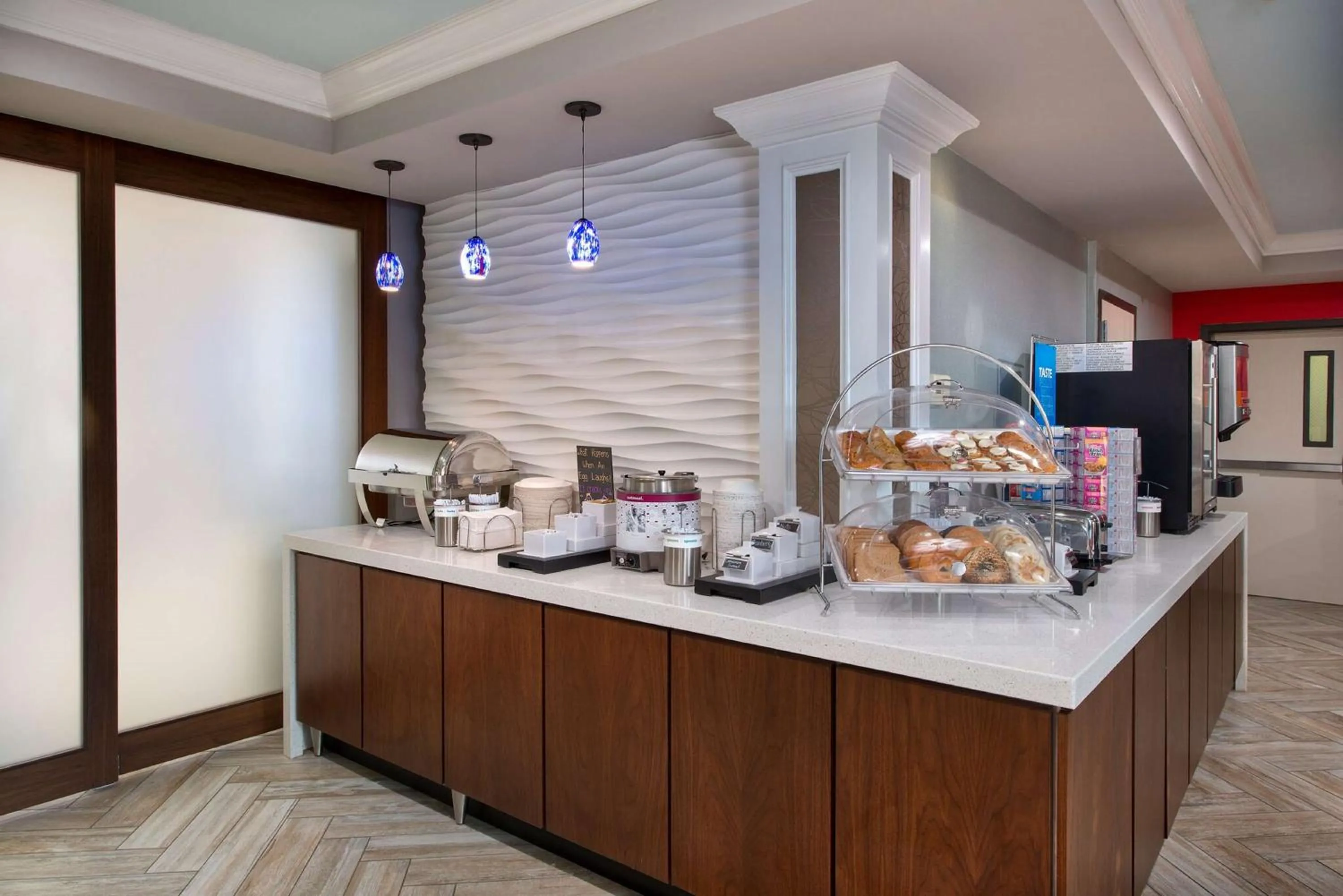 Dining area in Hampton Inn Naples - I-75