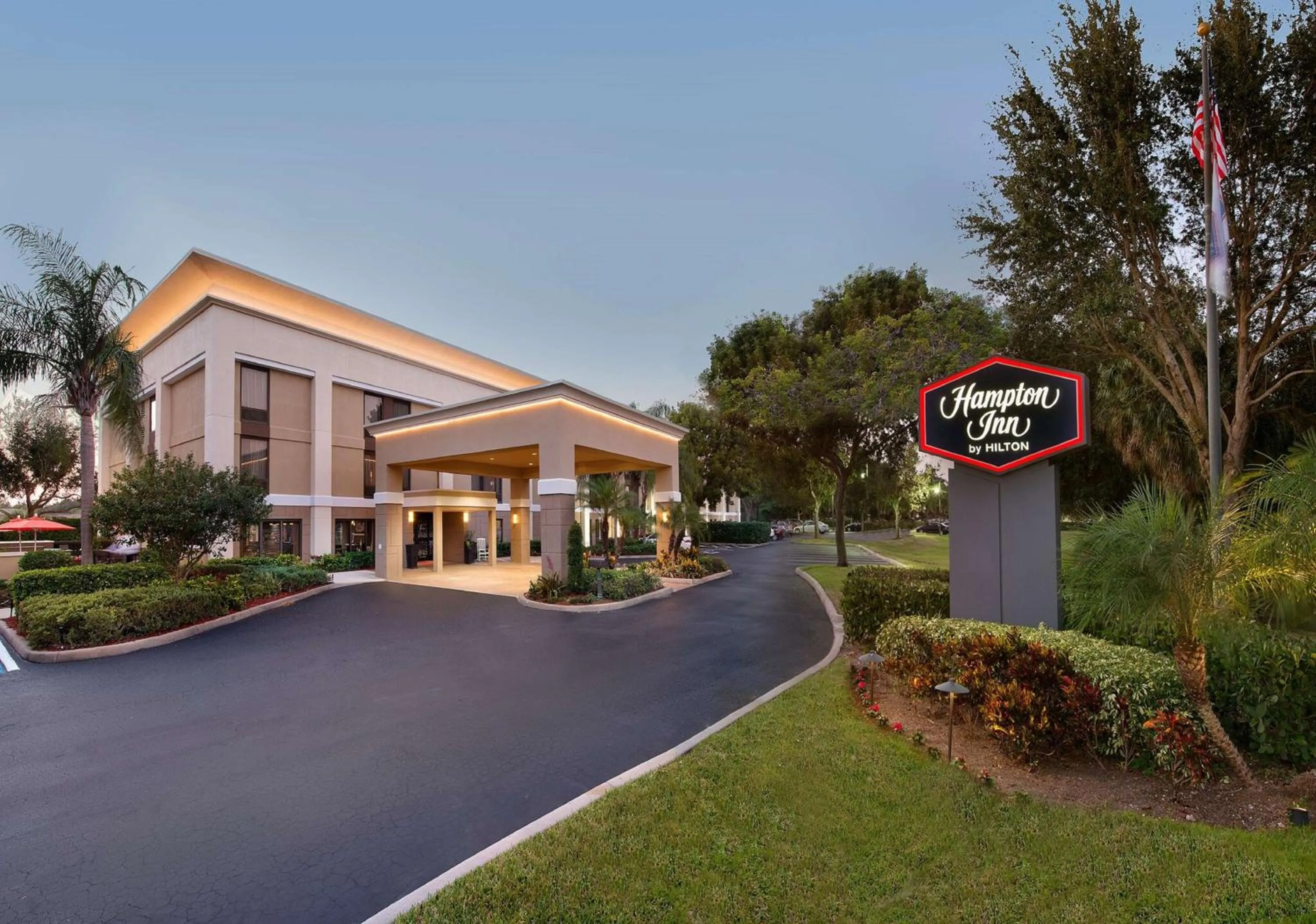 Property building in Hampton Inn Naples - I-75