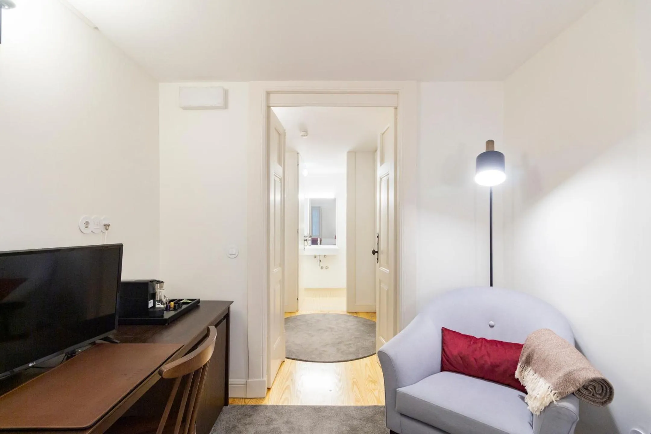 TV and multimedia in Marquês Garden House by Olivia