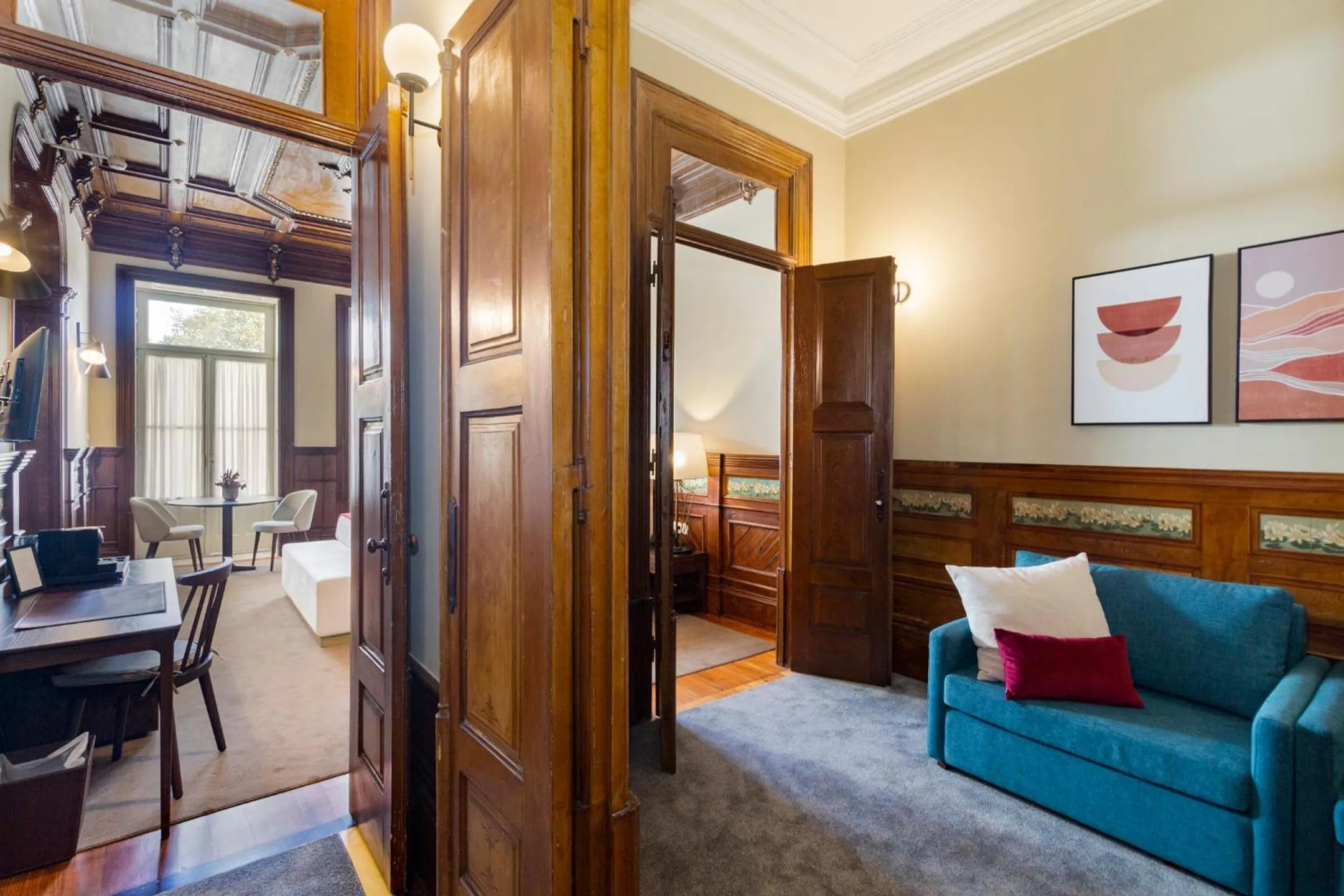 Living room, Bed in Marquês Garden House by Olivia